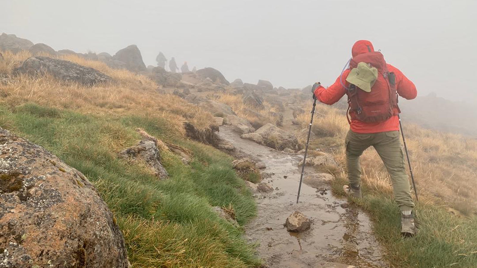 Rauchwolken eines Feuers auf dem Kilimandscharo ziehen in rund 4000 Metern H&ouml;he &uuml;ber eine Gruppe von Bergsteigern aus Deutschland, der Schweiz und &Ouml;sterreich. Aufgenommen am 14. Oktober, Foto: dpa