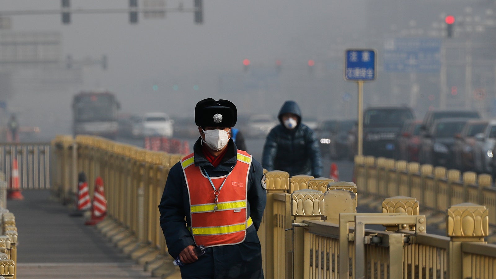 China, Peking: Verkehrspolizist mit Maske geht in der N&auml;he des Tian_anmen-Platzes w&auml;hrend dichter Smog die Sicht tr&uuml;bt und Gesundheit sch&auml;digt. Der Weltklimarat (IPCC) ist am 08.05.2019 zu seiner 49. Generalversammlung in der japanischen Stadt Kyoto zusammengekommen. Bei dem bis zum 12. Mai dauernden Treffen will der Rat &uuml;ber die Methodik beraten, die von Regierungen zur Kalkulation und Beseitigung ihrer Treibhausgas-Emissionen angewandt wird. Foto: Andy Wong/AP/dpa 