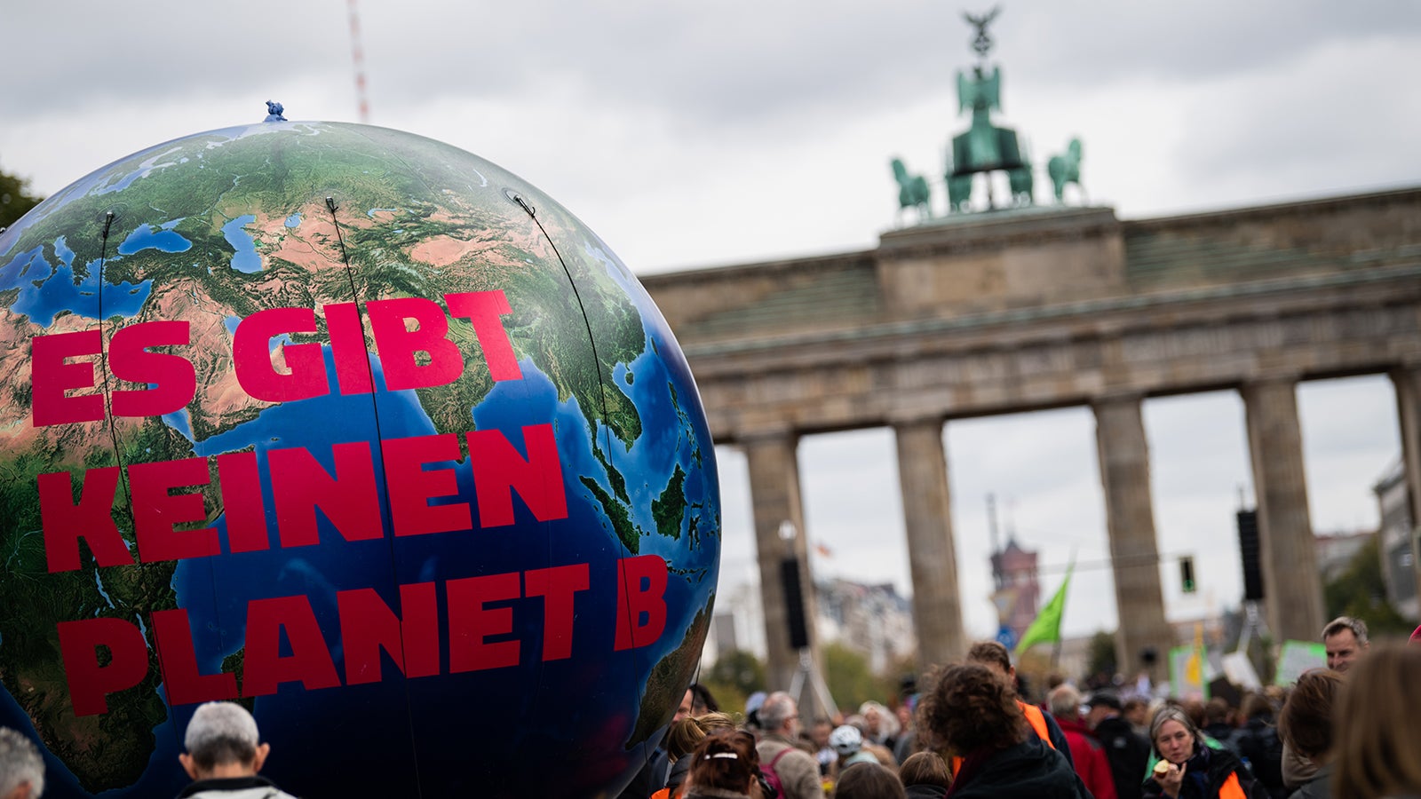 20.09.2019, Berlin: Eine Erdkugel mit der Aufschrift "Es gibt keinen Planet B" steht vor dem Brandenburger Tor. Die Bewegung Fridays for Future hatte zum globalen Klimastreik aufgerufen. Foto: Tom Weller/dpa +++ dpa-Bildfunk +++