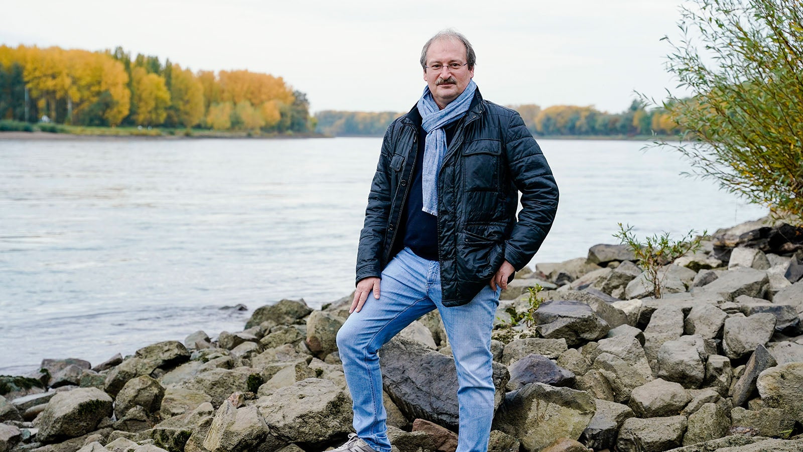 ARCHIV - 23.10.2020, Rheinland-Pfalz, Speyer: Dirk Reichle, Wissenschaftlicher Direktor der Kommunalen Aktionsgemeinschaft zur Bek&auml;mpfung der Schnakenplage (Kabs), steht am Rheinufer (zu dpa &laquo;Globalisierung in der Natur - Invasive Arten auch in Rheinland-Pfalz&raquo;). Foto: Uwe Anspach/dpa +++ dpa-Bildfunk +++