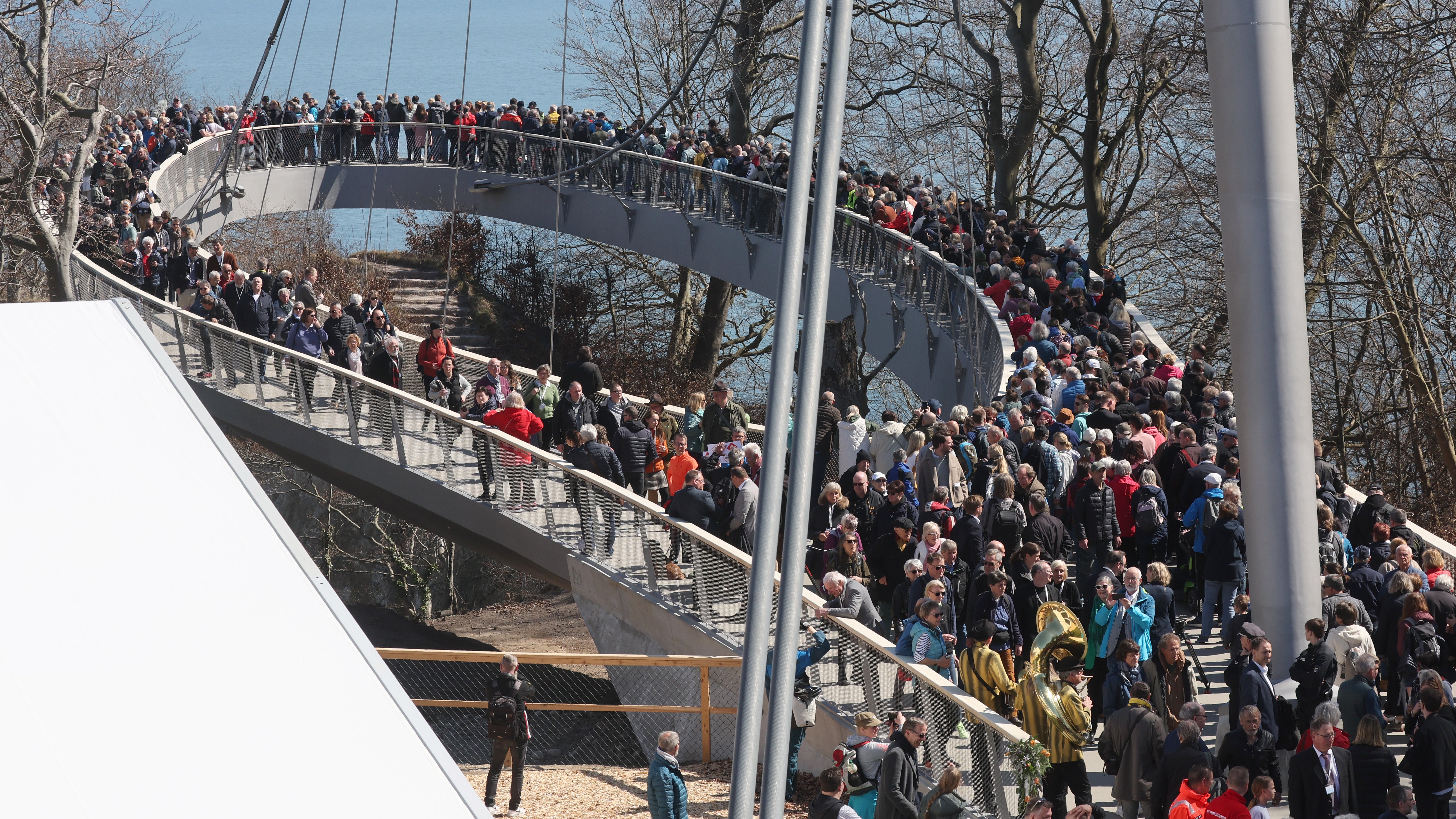 22.04.2023, Mecklenburg-Vorpommern, Sassnitz: Mit einem Er&ouml;ffnungsrundgang der Ehreng&auml;ste wird der Skywalk &uuml;ber den Kreidefelsen der Ostseeinsel R&uuml;gen freigegeben. Der sogenannte K&ouml;nigsweg wird von einem riesigen Abspannmast gehalten und schwebt &uuml;ber dem 118 hohen K&ouml;nigsstuhl, dem gr&ouml;&szlig;ten Kreidefelsen Deutschlands. Foto: Bernd W&uuml;stneck/dpa +++ dpa-Bildfunk +++