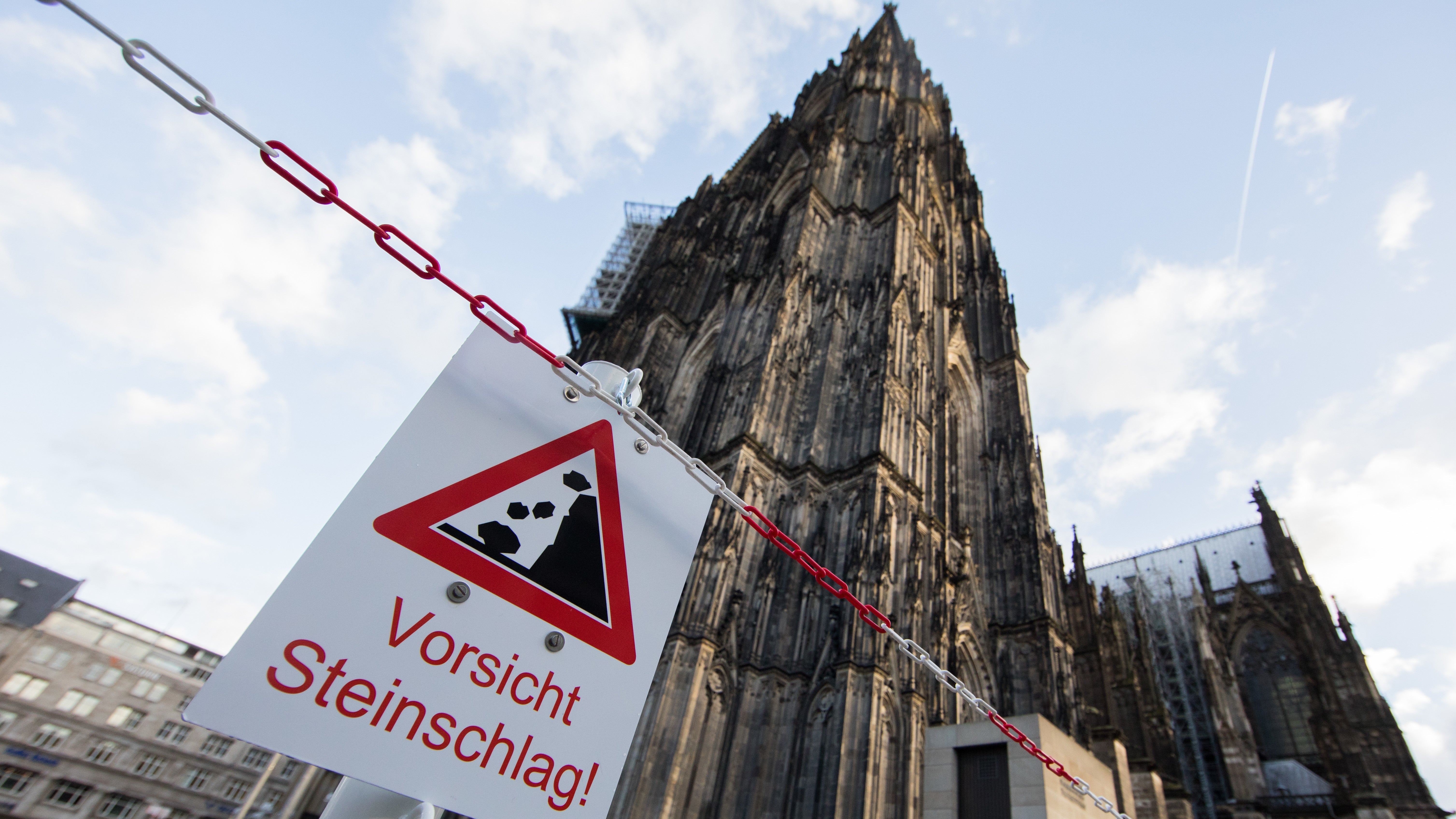 Der Dom ist am 18.01.2018 in K&ouml;ln (Nordrhein-Westfalen) abgesperrt. Mit ersten schweren B&ouml;en und starken Regeng&uuml;ssen hat sich das Sturmtief &laquo;Friederike&raquo; am Donnerstagmorgen angek&uuml;ndigt. Foto: Rolf Vennenbernd/dpa +++(c) dpa - Bildfunk+++ 
Credit: dpa 