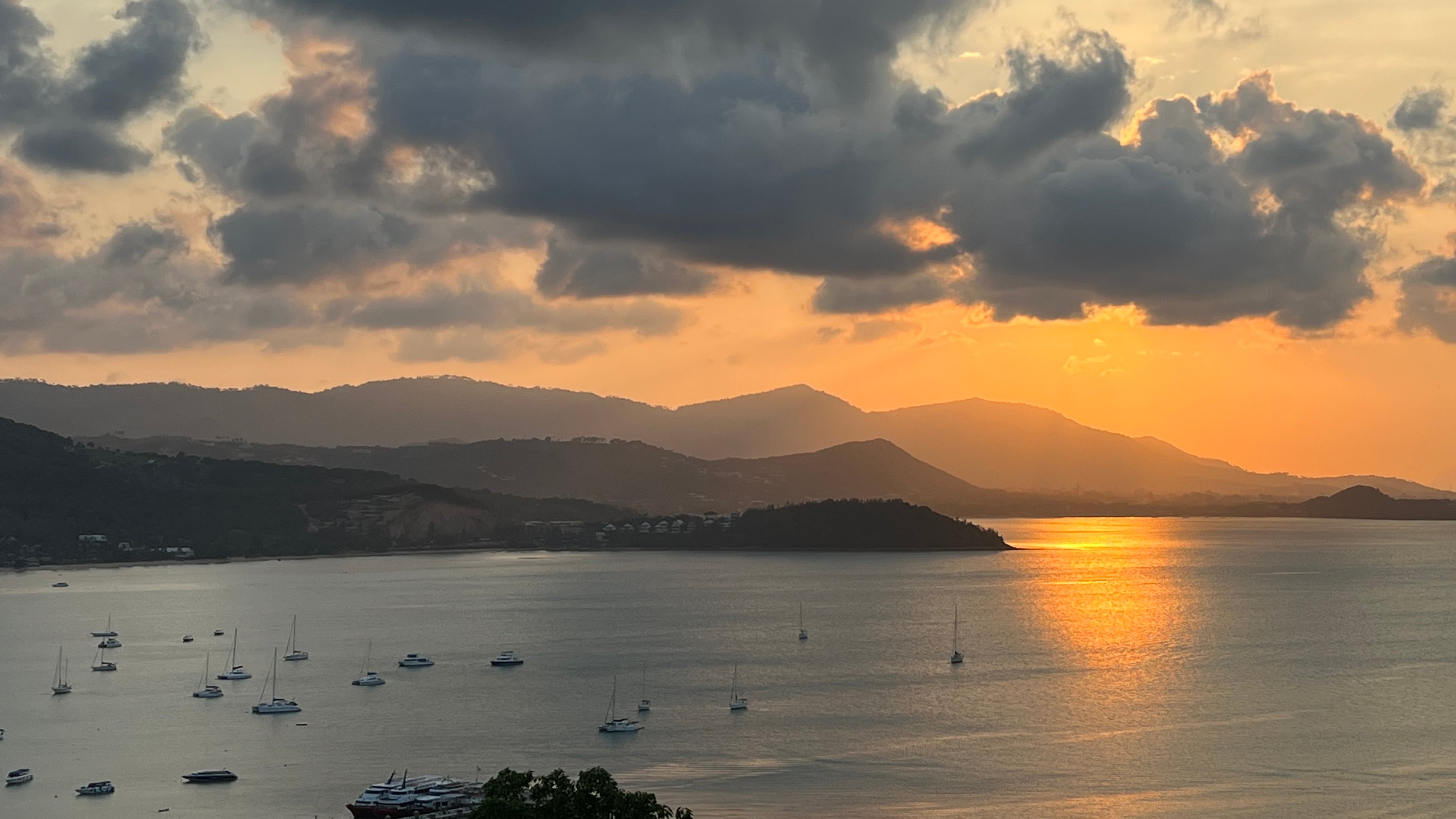 18.03.2023, Thailand, Ko Samui: Blick auf eine Bucht von Koh Samui. Die dritte Staffel der bissigen Satire-Serie "The White Lotus" ist angelaufen. (Carola Frentzen/dpa)