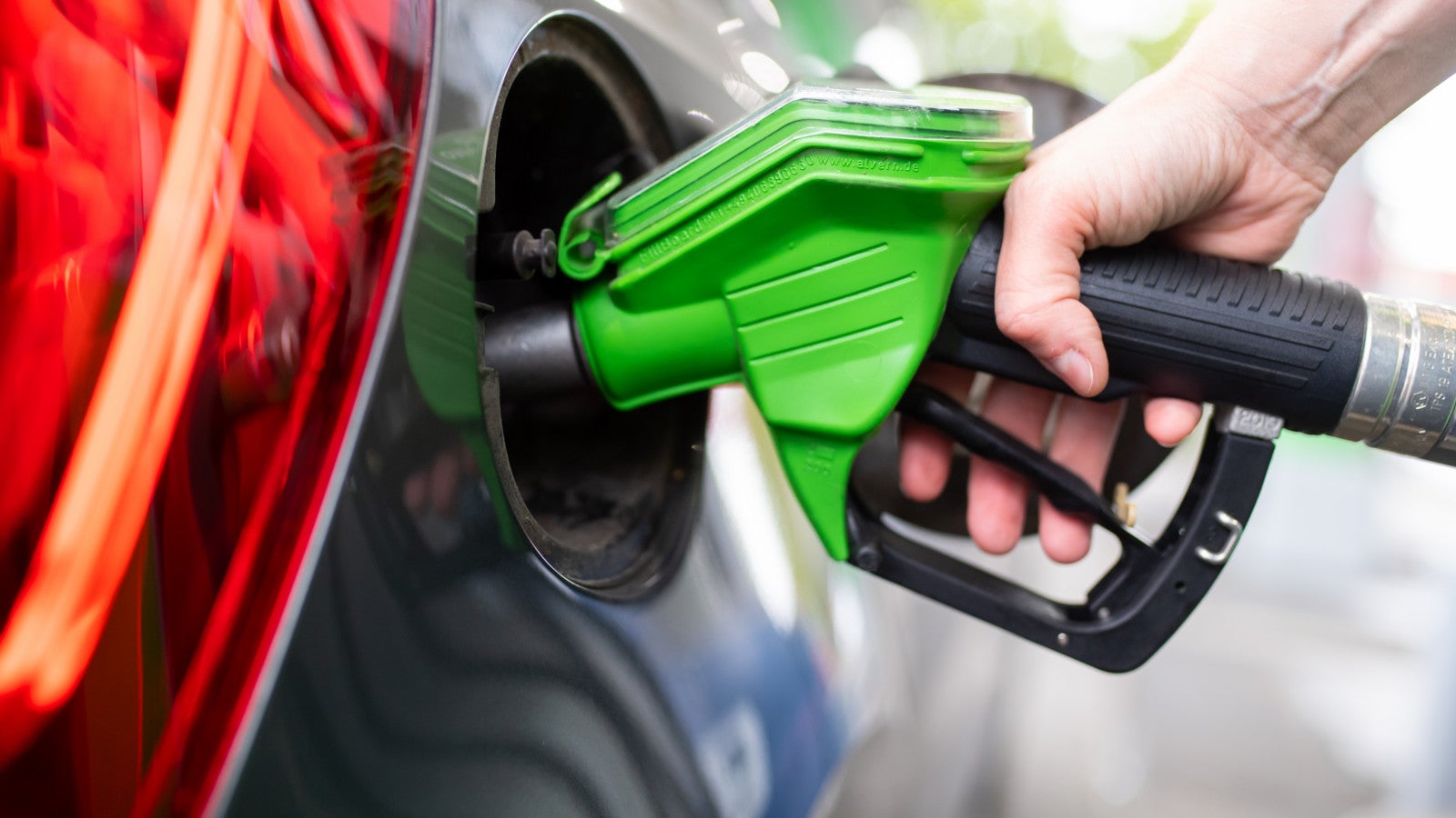 06.09.2020, Bayern, M&uuml;nchen: Eine Frau h&auml;lt an einer Tankstelle an einer Zapfs&auml;ule eine Zapfpistole in der Hand und betankt ein Auto. Foto: Sven Hoppe/dpa 