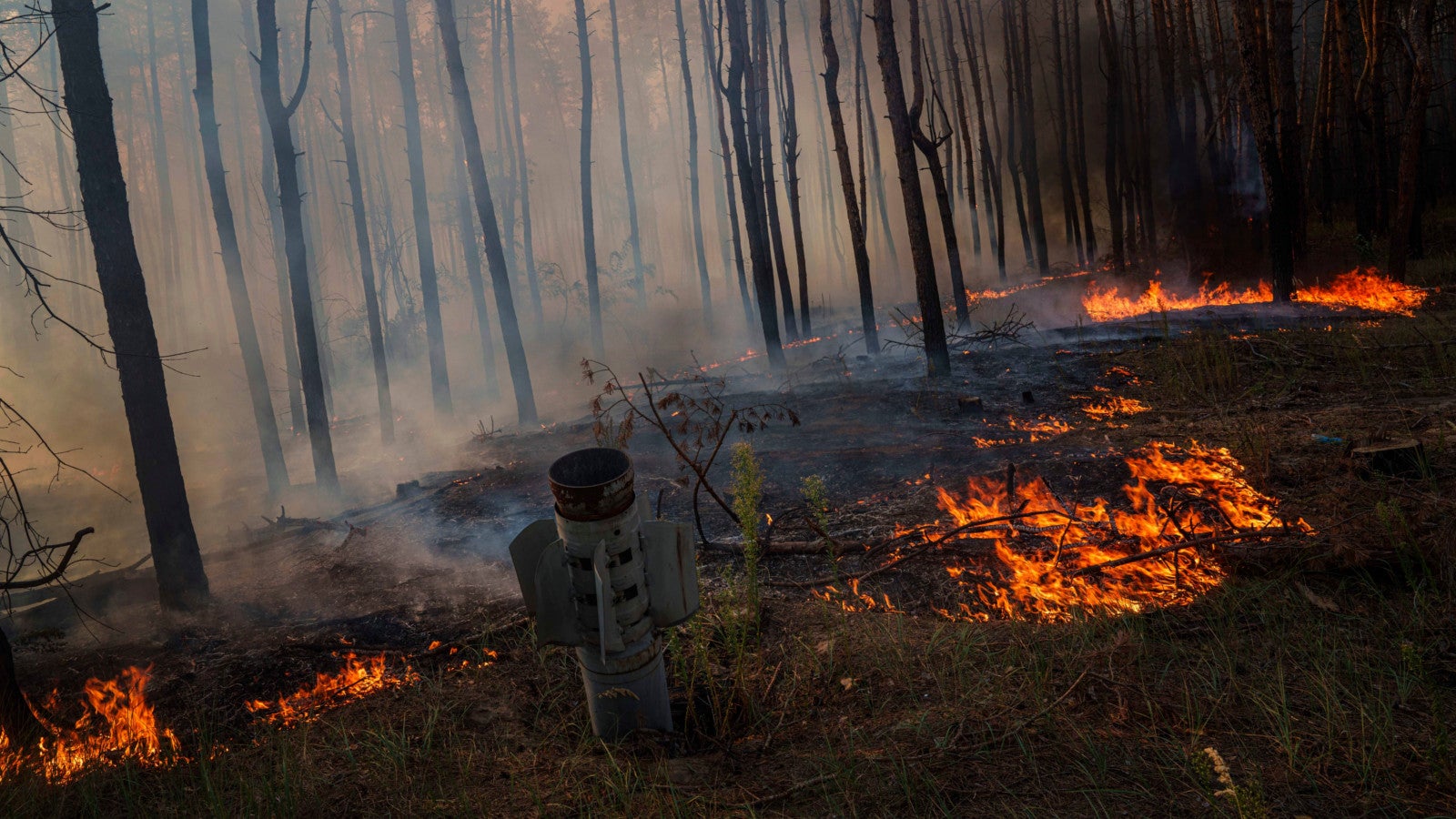 24.08.2024, Ukraine, Slowjansk: Ein MSLR-Raketenstab ist bei einem Waldbrand nach einem russischen Angriff in der N&auml;he von Slowjansk zu sehen. Die Ukraine fordert von Russland Schadenersatz f&uuml;r Klimasch&auml;den. (zu dpa: &laquo;Ukraine will 43 Milliarden von Russland f&uuml;r Klimasch&auml;den&raquo;) Foto: Evgeniy Maloletka/AP/dpa +++ dpa-Bildfunk +++
