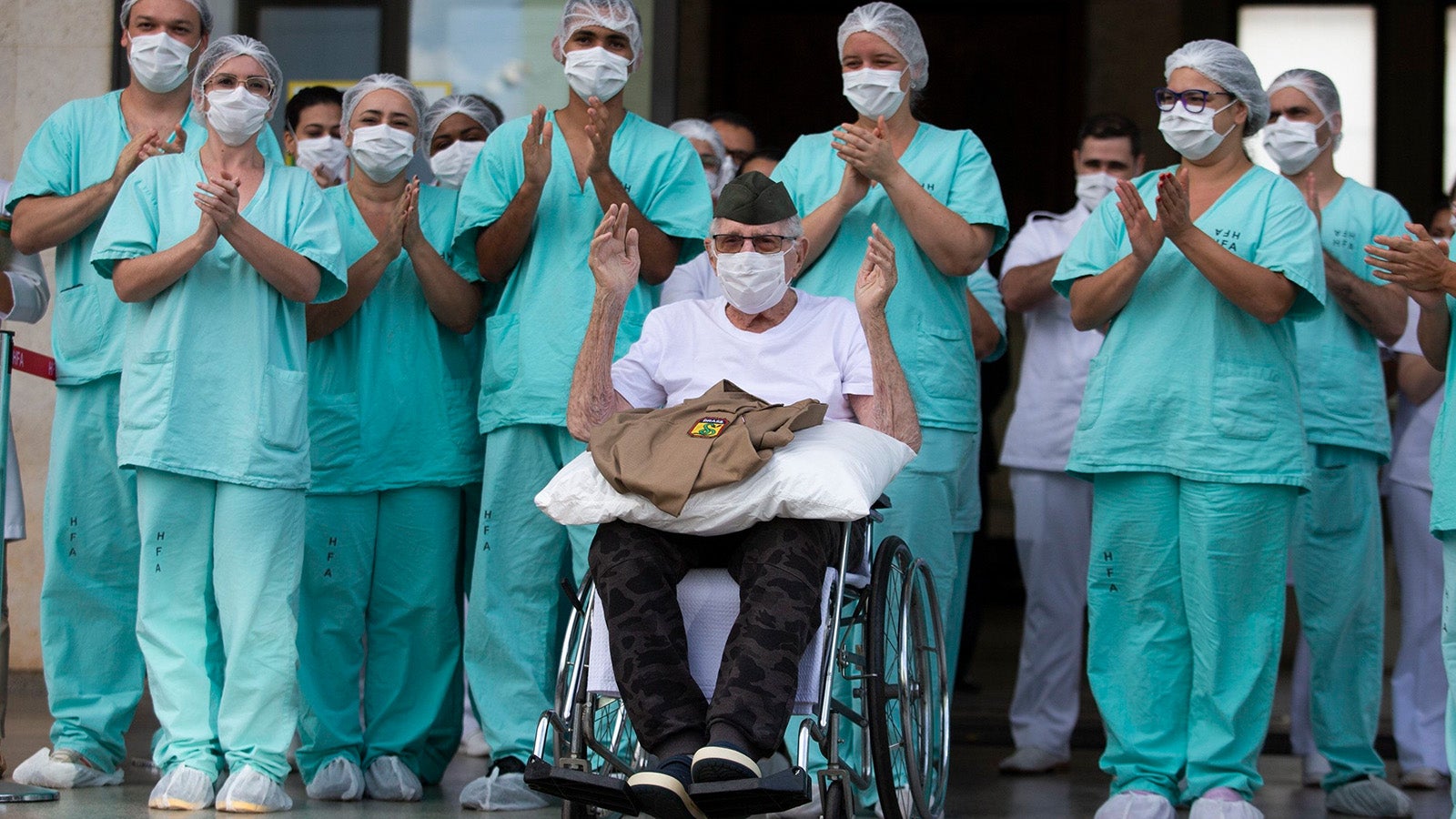 14.04.2020, Brasilien, Brasilia: Ermando Armelindo Piveta (M), ein 99-j&auml;hriger Kriegsveteran, wird aus dem Armeekrankenhaus entlassen. Der 99-J&auml;hrige ist nach Angaben des brasilianischen Gesundheitsministeriums der bisher &auml;lteste Brasilianer, der sich von einer Coronavirus-Infektion erholt hat. (Wiederholung mit ver&auml;ndertem&nbsp;Bildausschnitt) Foto: Lucio Tavora/XinHua/dpa +++ dpa-Bildfunk +++