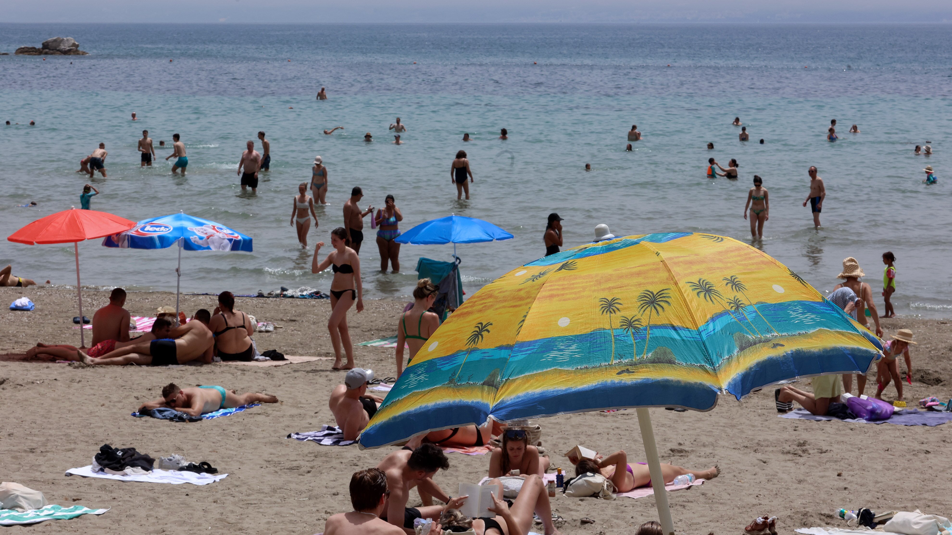 20.06.2024, Kroatien, Split: W&auml;hrend einer Hitzewelle in Split verbringen zahlreiche Menschen Zeit am Strand. Die H&ouml;chsttemperatur erreichte am Donnerstag in der Stadt 38 Grad Celsius. (Ivana Ivanovic/XinHua/dpa)