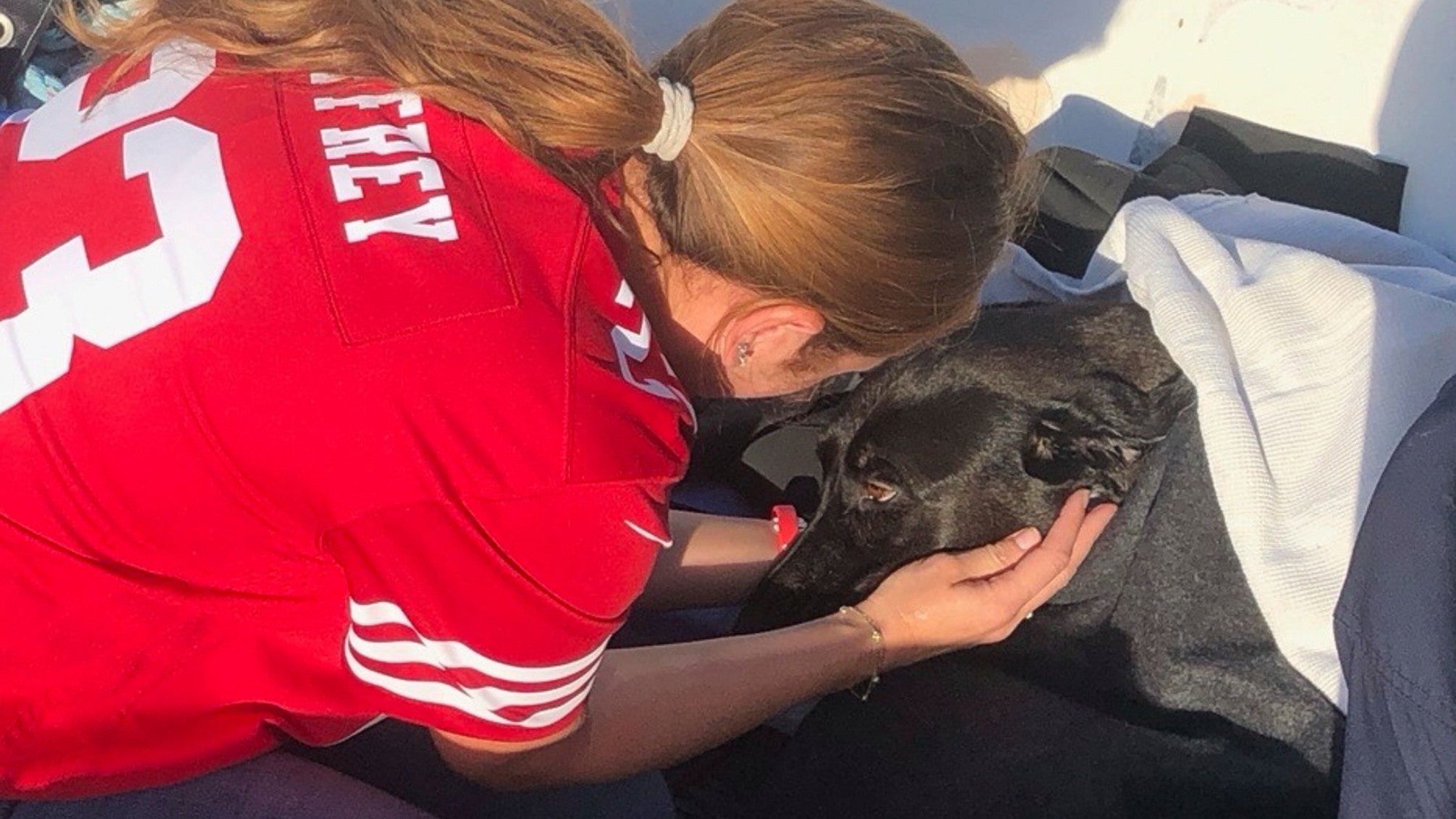 Dieses Foto, das von der Feuerwehr von San Diego ver&ouml;ffentlicht wurde, zeigt Besitzerin Alexis bei der Wiedervereinigung mit Sadie, einer schwarzen Labrador-Mischlingsh&uuml;ndin. (San Diego Fire-Rescue via AP)