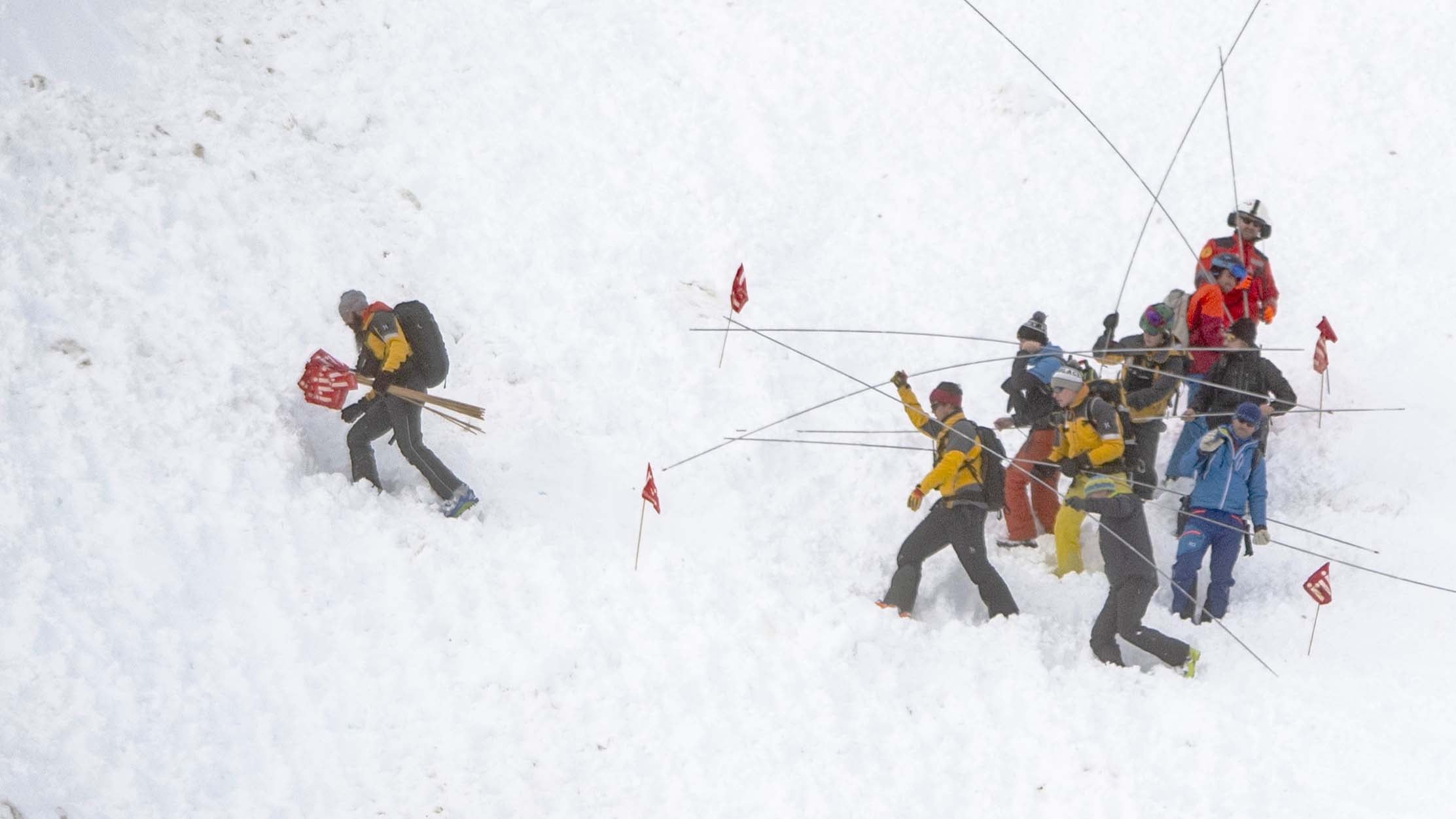 26.12.2019, Schweiz, Andermatt: Rettungskr&permil;fte sind auf der Suche nach Vermissten, nachdem im Kanton Uri eine gewaltige Lawine auf einer Skipiste niedergegangen ist. Sechs Skil&permil;ufer haben &cedil;berlebt. Zwei von ihnen seien mit leichten Verletzungen aus den Schneemassen gezogen worden, wie die Polizei mitteilte. Foto: Urs Flueeler/KEYSTONE/dpa +++ dpa-Bildfunk +++