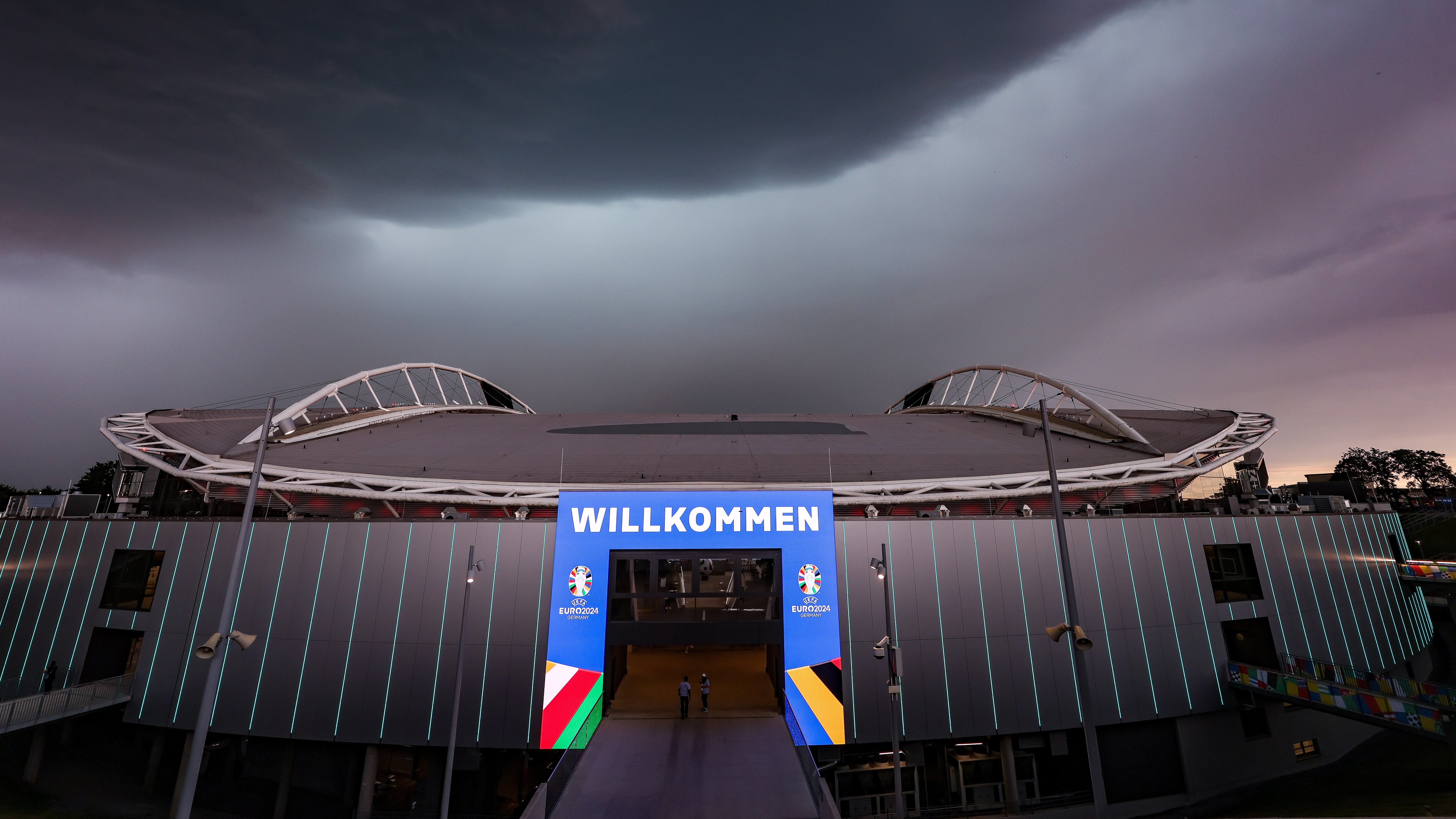 Sachsen, Leipzig: Fu&szlig;ball: EM, Portugal - Tschechien, Vorrunde, Gruppe F, 1. Spieltag, Stadion Leipzig. Ein Unwetter zieht &uuml;ber das Stadion. (Jan Woitas/dpa)

