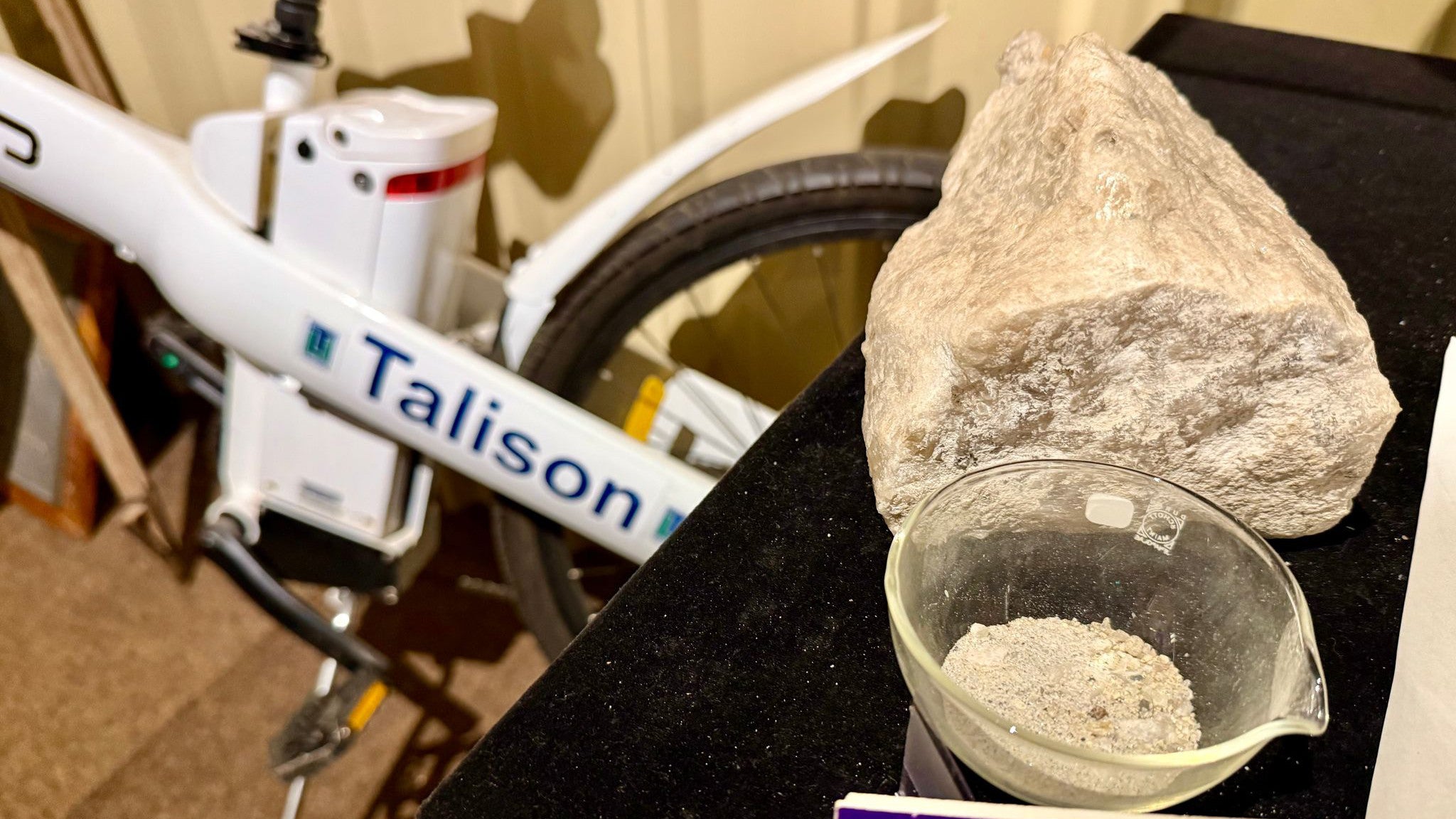 18.09.2025, Australien, Greenbushes: Spodumen-Konzentrat kann von Interessierten im Greenbushes Discovery Centre, einem Besucherzentrum und Museum, betrachtet werden. (Carola Frentzen/dpa)