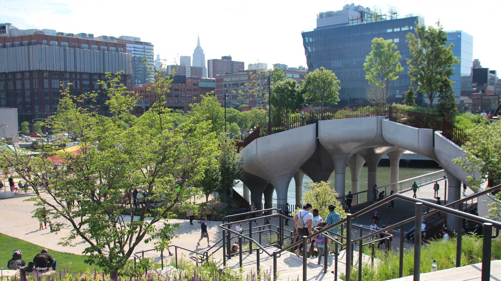 21.05.2021, USA, New York: Blick auf &laquo;Little Island&raquo;, den neuen Park an der Westk&uuml;ste Manhattans. Nach jahrelangen Diskussionen, Verz&ouml;gerungen und Kosten-Explosionen hat New York einen neuen Insel-Park, einem auf Stelzen im Hudson River gebauten Park. Neben Blumen, B&auml;umen, Wiesen und Ausblicken auf die Skyline Manhattans bietet die Anlage auch Theateranlagen f&uuml;r Veranstaltungen unter freiem Himmel sowie Snack- und Getr&auml;nkest&auml;nde. Finanziert wurde der Bau von Medien-Mogul Diller mit rund 260 Millionen Dollar (etwa 210 Millionen Euro). (zu dpa &laquo;&laquo;Little Island&raquo;: New York hat einen neuen Insel-Park im Hudson River&raquo;) Foto: Christina Horsten/dpa +++ dpa-Bildfunk +++