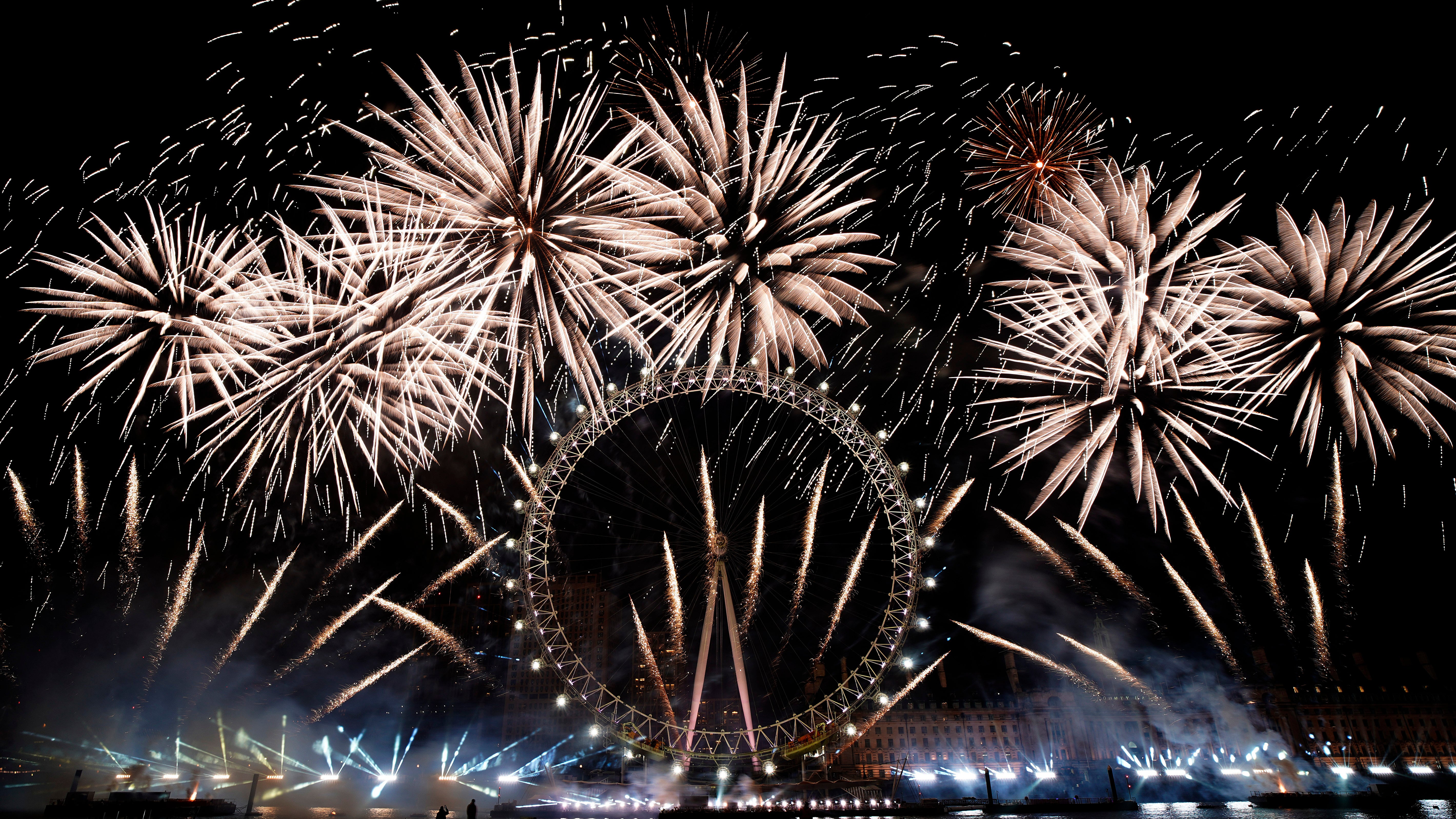 Ein Feuerwerk erhellt den Himmel &uuml;ber dem London Eye im Zentrum Londons zur Feier des neuen Jahres am Montag, 1. Januar 2024. (AP Photo/Alberto Pezzali)