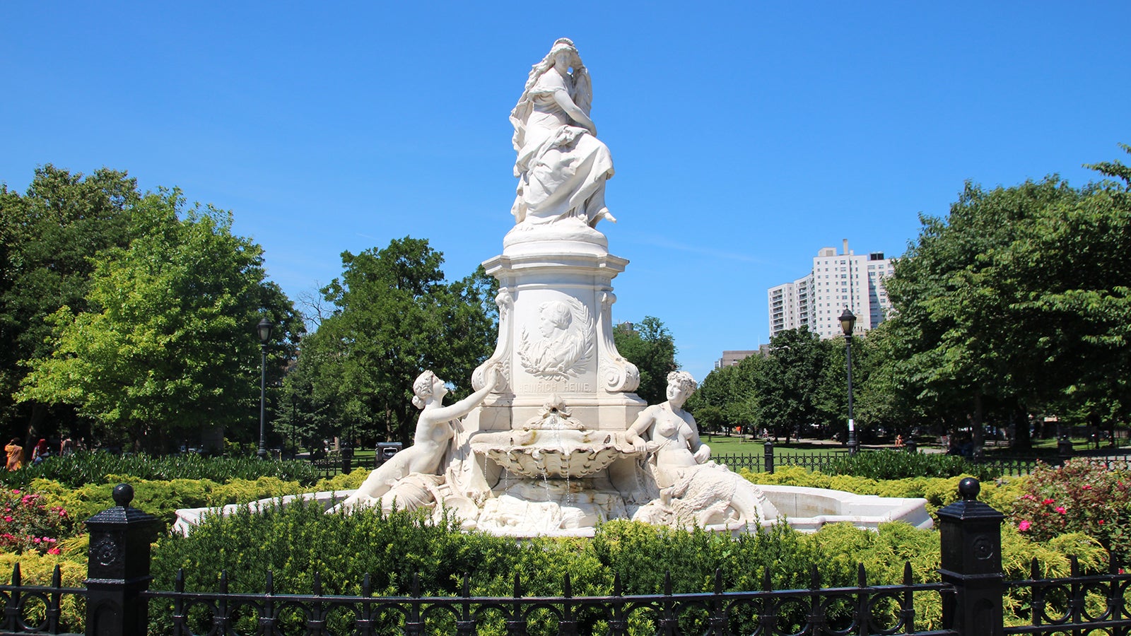 26.06.2019, USA, New York: Mitten in der New Yorker Bronx steht ein Loreley-Brunnen, der an Heinrich Heine erinnert - und das jetzt schon seit 120 Jahren. Die D&uuml;sseldorfer Heimatstadt des Dichters wollte das Denkmal nicht und trat so ein skurriles Kapitel deutsch-amerikanischer Geschichte los. (zu dpa "Die Loreley der Bronx") Foto: Christina Horsten/dpa +++ dpa-Bildfunk +++