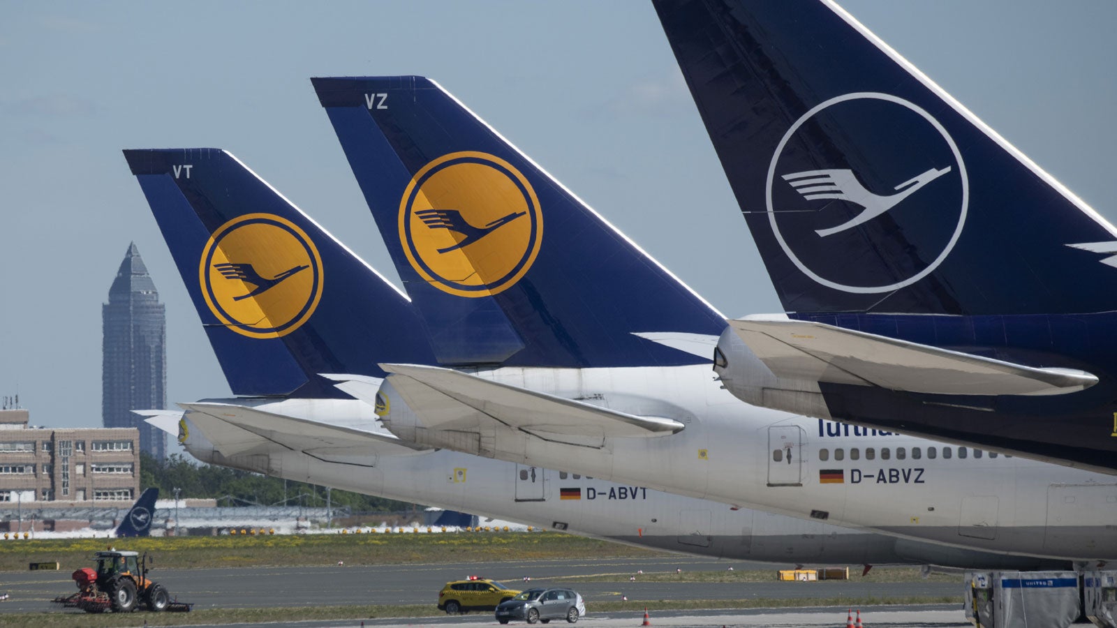 ARCHIV - 06.05.2020, Hessen, Frankfurt/Main: Stillgelegte Passagiermaschine der Lufthansa stehen auf dem Vorfeld des Flughafen Frankfurt. (zu dpa &laquo;Tage der Lufthansa im Dax wohl gez&auml;hlt&raquo;) Foto: Boris Roessler/dpa +++ dpa-Bildfunk +++