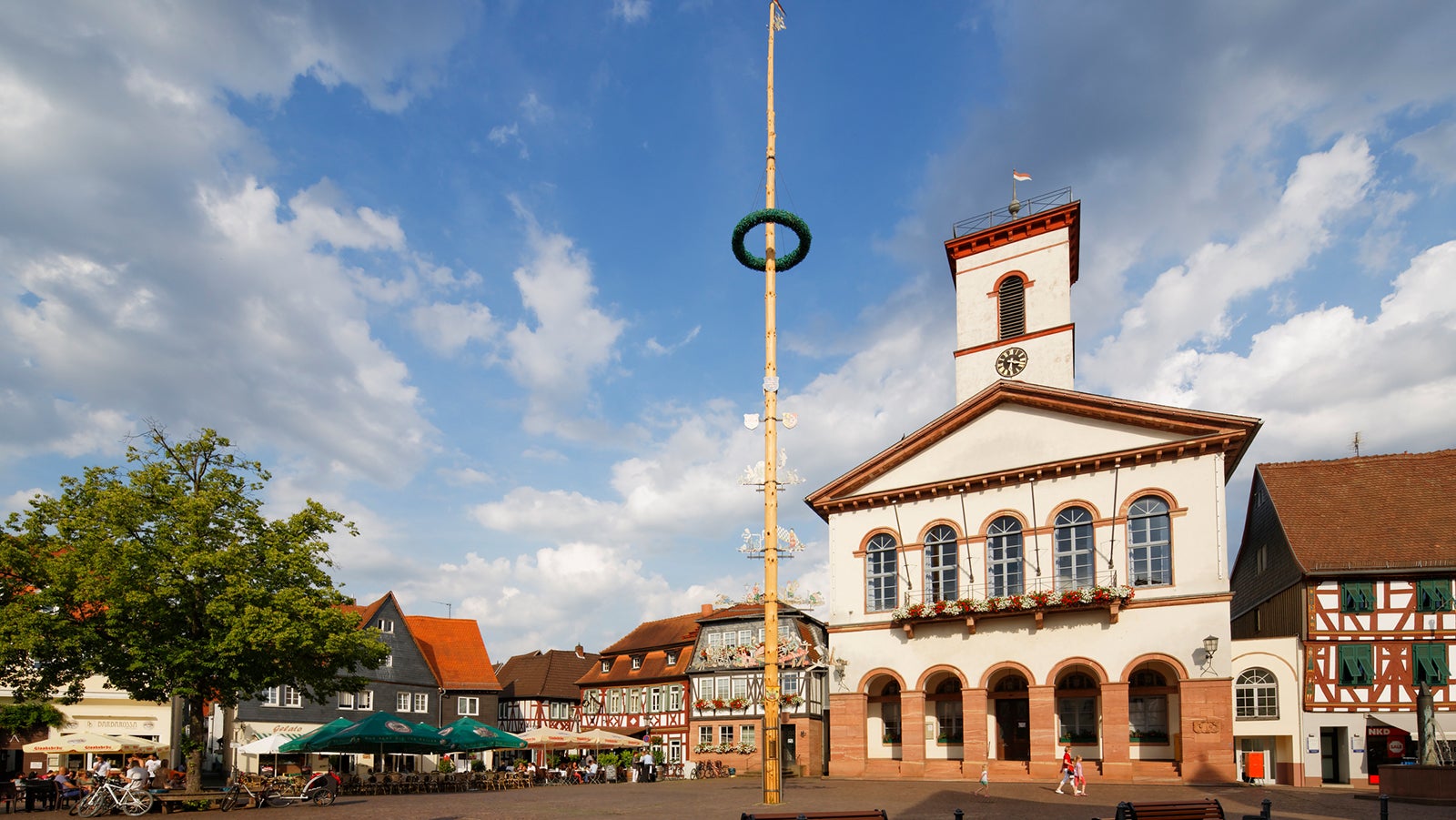 Marktplatz mit Maibaum und Rathaus, Altstadt, Seligenstadt, Hessen, Deutschland