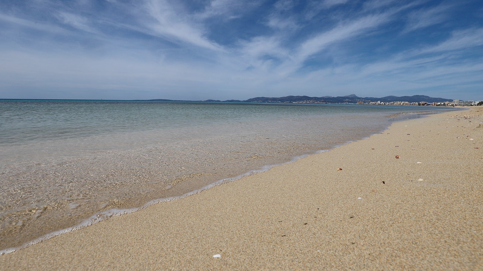 07.05.2020, Spanien, Palma: Blick auf den leeren Strand von Arenal. Die Abwesenheit von Touristen ist an den Str&auml;nden Mallorcas sp&uuml;rbar. &laquo;Das Wasser ist derzeit spektakul&auml;r transparent&raquo;, sagt der Biologe Txema Brotons. (zu dpa "Mallorca ohne Urlauber - ein Segen f&uuml;r die Umwelt?") Foto: Clara Margais/dpa +++ dpa-Bildfunk +++