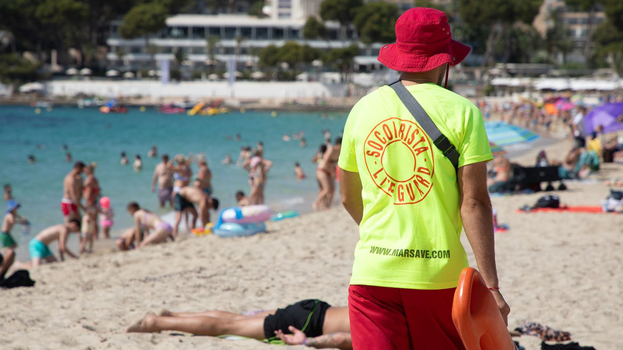 Rettungsschwimmer am Strand von Magaluf auf Mallorca (Clara Margais/dpa)