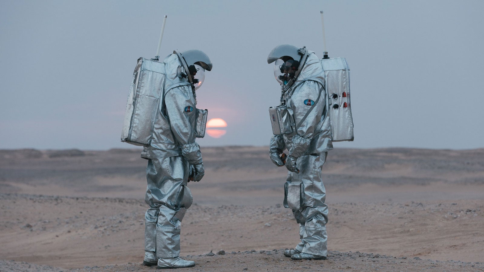: HANDOUT - undatierte Aufnahme: Analog Astronauten Joao Lousada (l) und Stefan Dobrovolny stehen in der W&uuml;ste im Oman vor dem Sonnenuntergang. F&uuml;nf sogenannte Analog-Astronauten des &Ouml;sterreichischen Weltraum Forums (&Ouml;WF) waren drei Wochen lang abseits der Zivilisation in der W&uuml;ste im Oman eine Mars-Mission simulieren. (zu dpa: Mond, Mars und Milit&auml;r - Globale Pl&auml;ne f&uuml;r Reisen ins All) Foto: Florian Voggeneder/&Ouml;WF/dpa