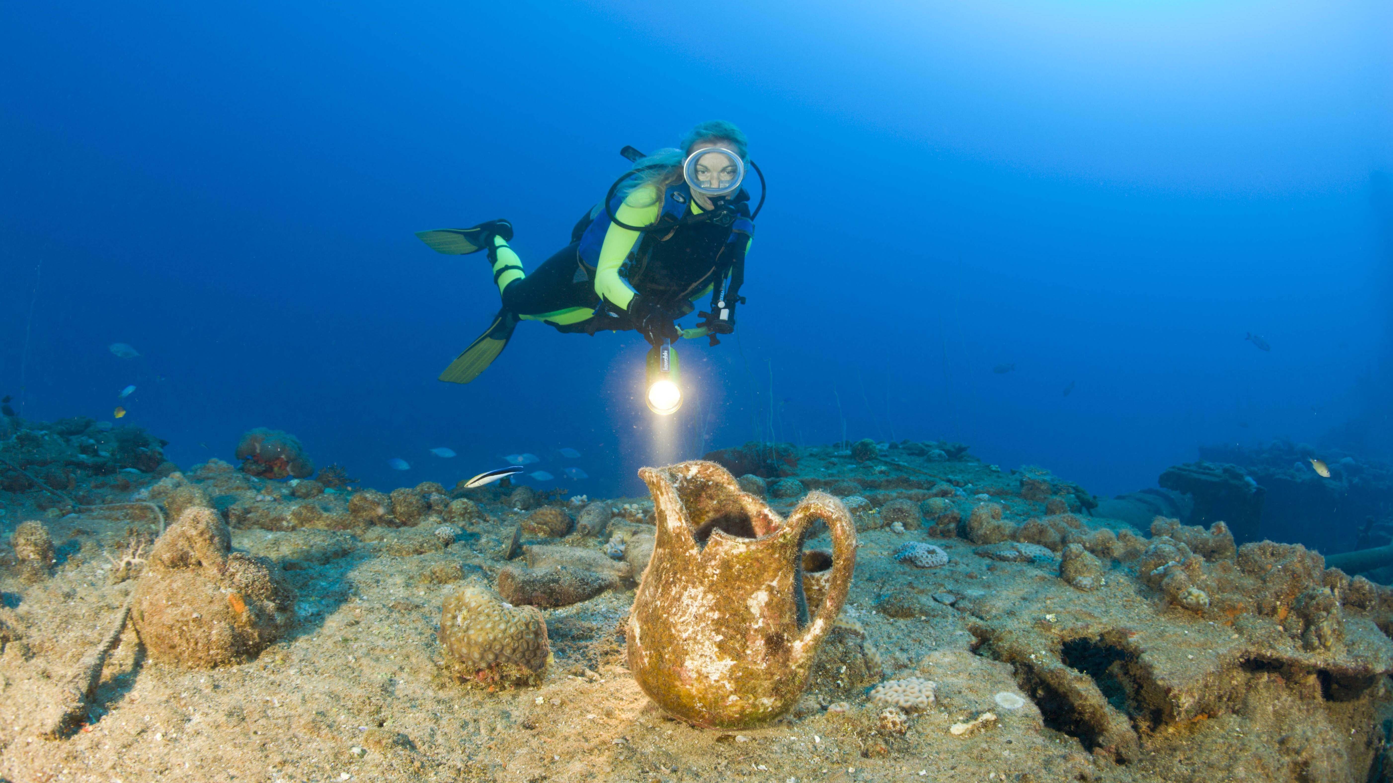 Bildnummer: 55824546  Datum: 01.01.2011  Copyright: imago/OceanPhotoTaucher und Artefakte des U-Bootes USS Apogon, Marschallinseln, Bikini Atoll, Mikronesien, Pazifik Diver and Artifacts of USS Apogon Submarine, Marshall Islands, Bikini Atoll, Micronesia, Pacific Ocean Highlight !DATUM GESCH&fnof;TZT! PUBLICATIONxINxGERxSUIxAUTxONLY kbdig 2011 quer Taucher und Artefakte des U-Bootes USS Apogon Diver and Artifacts of USS Apogon Submarine taucher scuba diver Marschallinseln Marshall Islands Bikini Atoll Mikronesien Pazifik Micronesia Pacific Ocean Wrack Wracks Wracktauchen Erlebnis Faszination Tragoedie Geschichte kuenstliche Riffe kuenstliches Riff Meeresboden Meeresgrund nasses Grab Relikt Schatztaucher Schifffahrt Schiffsfriedhof schiffswrack Schiffwrack gesunken Tauchen Sporttaucher Sporttauchen Tauchreise Geraetetauchen Taucherlampe Tauchlampe Lampe Sportreise Wassersport Abtauchen Freizeitsport Freizeit Hobbie Hobby Abenteuer Aktivurlaub Wracktaucher tieftauchen technisches Tauchen Tiefe extremsport Teekanne Kaffeekanne Uboot Uboote U-Boot U-Boote U Boot Balao-Klasse SS-308 Unterseeboot Unterseebote Unterwasserboot Tauchboot Tauchboote Jagd-U-Boot Marine Flotte Kriegsflotte Kriegsmarine Seestreitkraefte Militaer Seekrieg Seemacht Eschscholtzinseln Operation Crossroads Test Marshallinseln Bikiniatoll Suedsee S&cedil;dsee Archipel Atombombe Atombomben Atomwaffen Atomwaffentest Kernwaffen Armee radioaktiv radioaktive Strahlung Radioaktivitaet Versuch Versuche Wasserstoffbombe Wasserstoffbomben verseucht verstrahlt Kernwaffentest Able Bombe Baker Bombe Fallout US Army Meer Ozean Unterwasser Unterwasserwelt Natur Aquatisch Unterwasserbild Unterwasserfoto Unterwasserfotografie unter Wasser scuba diver diving dive swim swimming water sports watersport sportdiver diving lamp torch dive lamp sportdiving adventure wreckdiver deep deepdiving extreme technical tec Wreck Wrecks artificial Reef Bottom history relict reserve shipwreck ship Boat Wreckage subaquatic sunken Tragedy wreck
