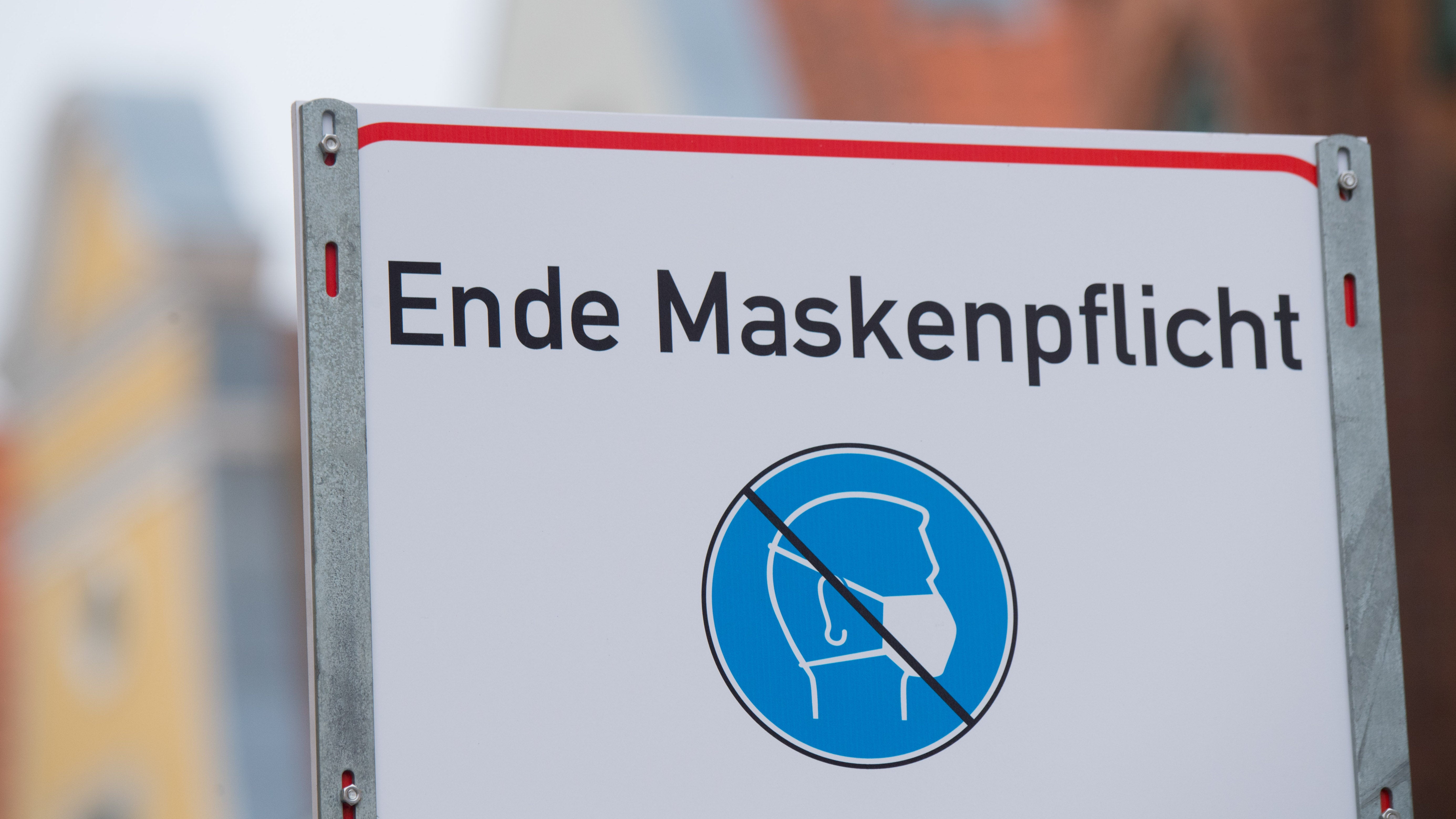 "Ende Maskenpflicht" steht auf einem Schild. (Stefan Sauer/dpa)