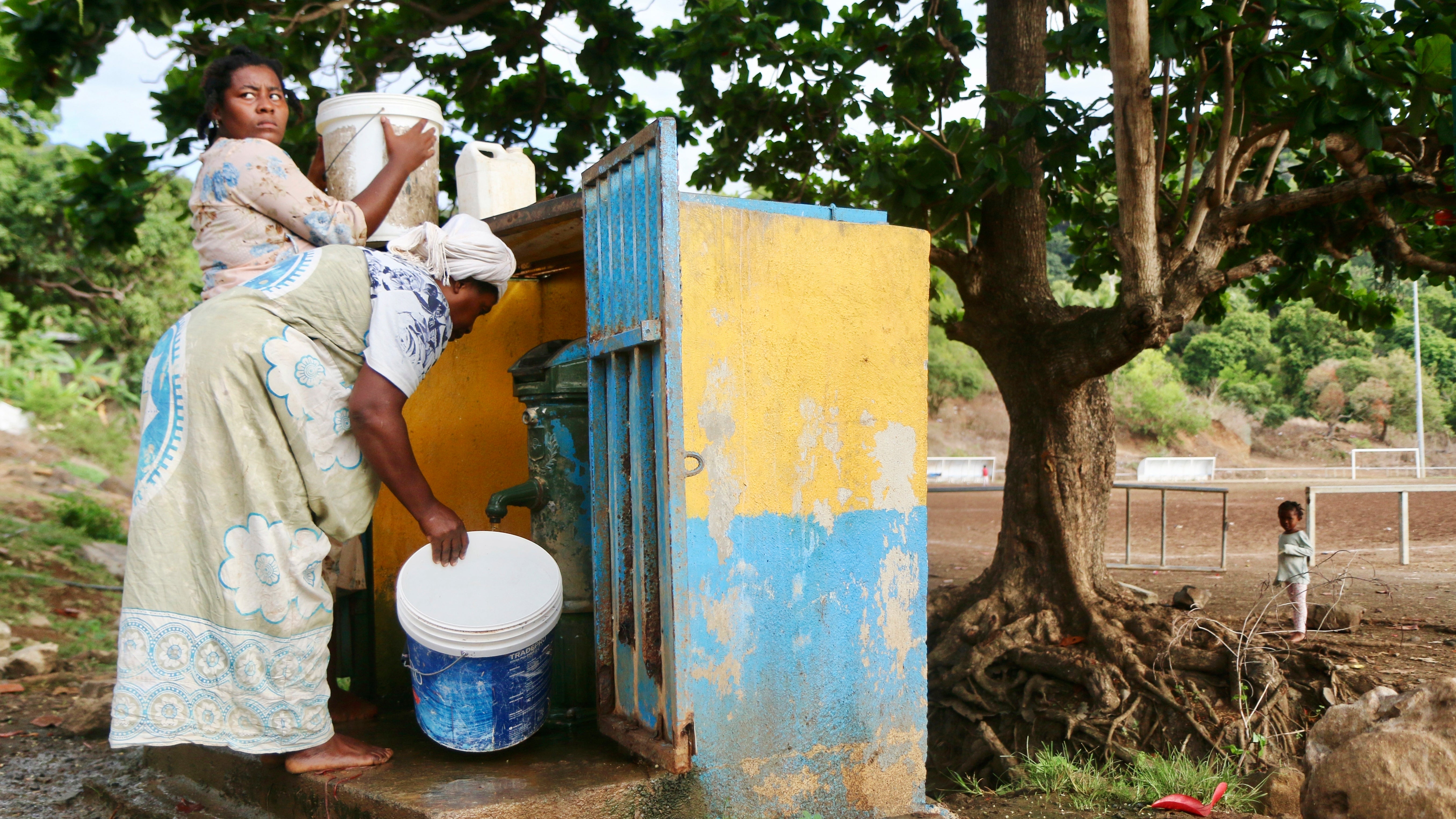 Frauen f&uuml;llen Eimer mit Wasser im Bezirk M'tsamoudou in der N&auml;he von Bandrele auf dem franz&ouml;sischen Territorium Mayotte im Indischen Ozean. (AP Photo/Gregoire Merot)