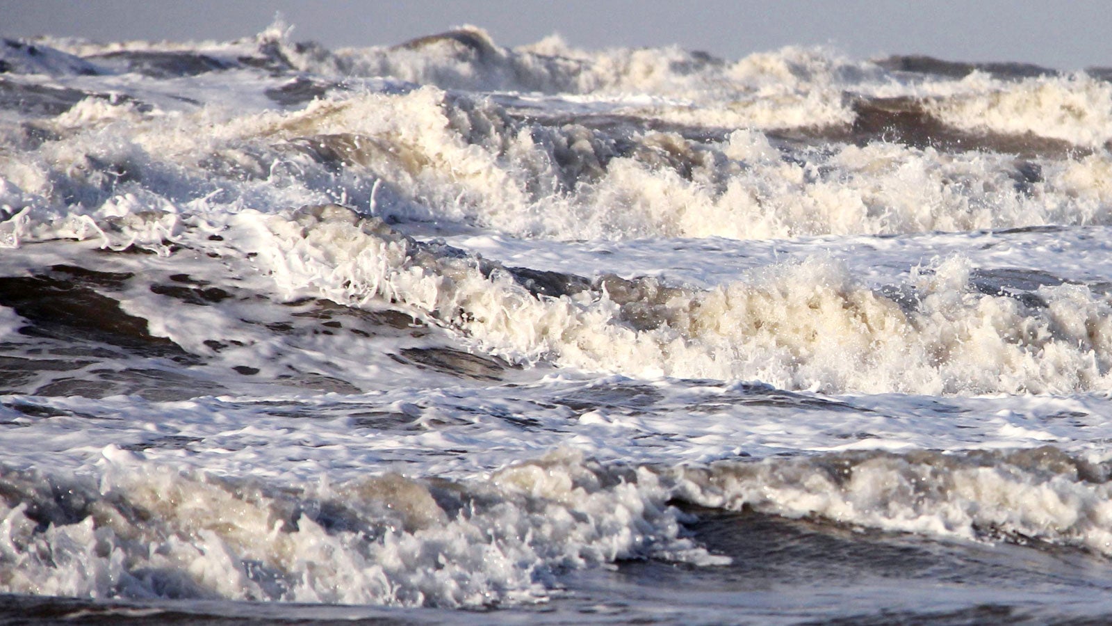 ARCHIV - 10.12.2014, St. Peter-Ording: Starke Brandung der Nordsee schl&auml;gt an den Strand. Ein Team internationaler Forscher untersucht zurzeit in der Nordsee Chancen und Risiken, klimasch&auml;dliches Kohlendioxid im Meeresboden zu lagern. Foto: Wolfgang Runge/dpa +++ dpa-Bildfunk +++