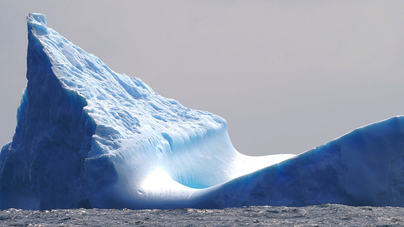 ARCHIV - 29.01.2020, ---, Antarktis: Ein Eisberg im s&uuml;dlichen Ozean, w&auml;hrend der chinesische Eisbrecher &laquo;Xuelong 2&raquo; vorbeif&auml;hrt. Das Ausma&szlig; des Meereises in der Antarktis ist in diesem Jahr auf den bisher niedrigsten Stand seit Beginn der Aufzeichnungen Ende der 70er Jahre gefallen. (zu dpa &laquo;Meereis in der Antarktis f&auml;llt auf bisher niedrigsten Stand&raquo;) Foto: Liu Shiping/XinHua/dpa +++ dpa-Bildfunk +++