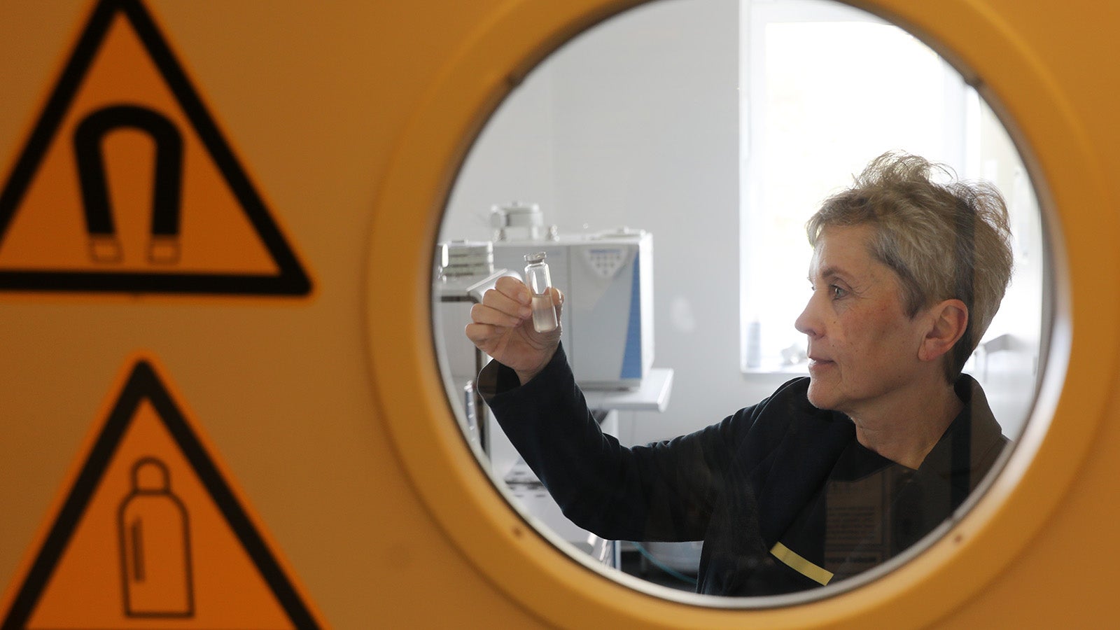 PRODUKTION - 11.05.2022, Mecklenburg-Vorpommern, Rostock: Maren Voss, Forscherin, steht im Leibniz-Institut f&uuml;r Ostseeforschung Warnem&uuml;nde IOW im Labor f&uuml;r Stabile Isotope an einem Massenspektrometer. Voss erh&auml;lt am 03.06.2022 in Stockholm den hochdotieren schwedischen Umweltpreis Bj&ouml;rn Carlson Ostsee-Preis. Sie erh&auml;lt die Auszeichnung f&uuml;r ihre Forschung zur Bedeutung von Stickstoff in den maritimen Kreisl&auml;ufen, insbesondere in der Ostsee. (zu dpa "Warnem&uuml;nder Forscherin erh&auml;lt hochdotierten schwedischen Umweltpreis") Foto: Bernd W&uuml;stneck/dpa +++ dpa-Bildfunk +++