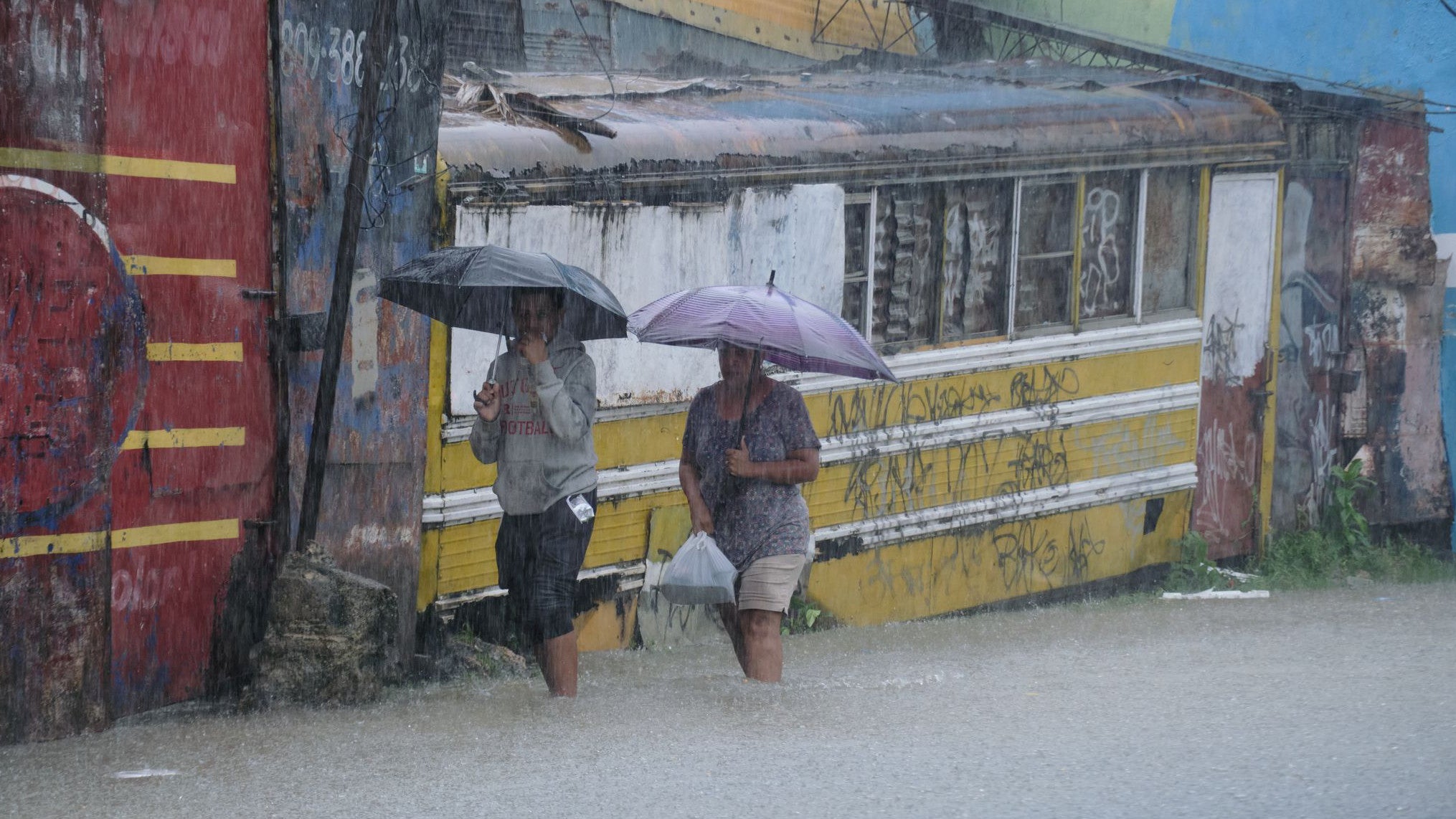 In der Dominikanischen Republik sorgte &bdquo;Melissa&ldquo; schon f&uuml;r starken Regen (Ricardo Hernandez/AP/dpa)

