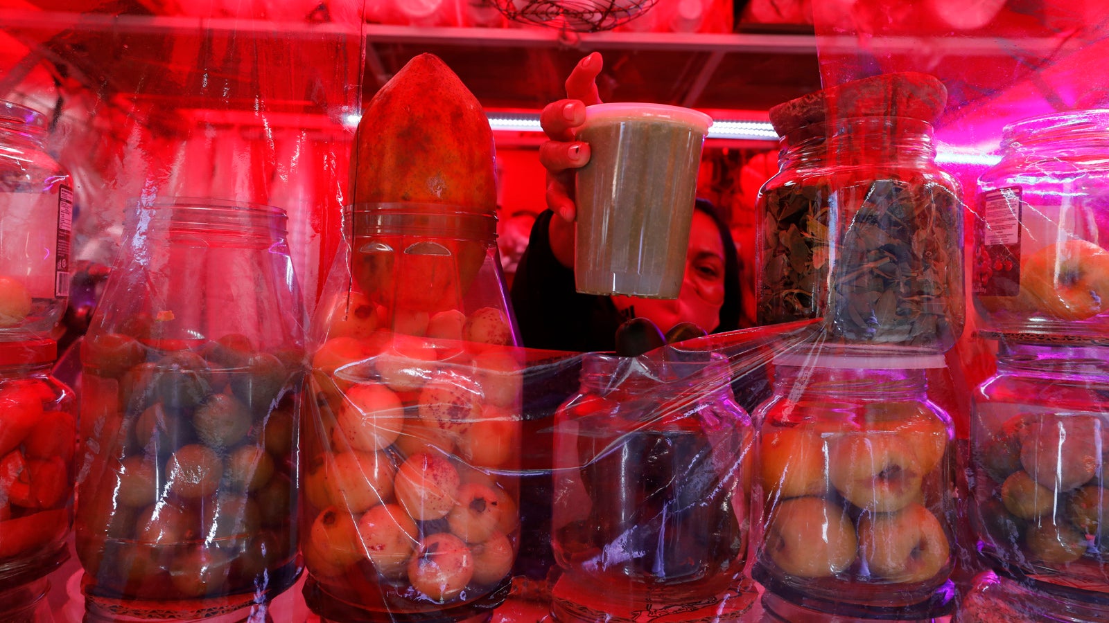 01.01.2021, Mexiko, Mexiko-Stadt: Eine Verk&auml;uferin serviert einen gr&uuml;nen Saft in einem Einweg-Plastikbecher an einem Stra&szlig;enstand im Zentrum der Stadt. Seit Freitag gilt in Mexiko-Stadt ein Verbot f&uuml;r den Verkauf von Einwegbeh&auml;ltern, Gabeln, Strohhalmen und anderen Gegenst&auml;nden aus Einwegplastik. Die wenigen Stra&szlig;enverk&auml;ufer, die am Neujahrstag inmitten der COVID-19-Pandemie arbeiteten, sagten, sie w&uuml;ssten entweder nichts von dem Verbot, oder sie seien noch dabei herauszufinden, wie sie es einhalten k&ouml;nnen. Foto: Rebecca Blackwell/AP/dpa