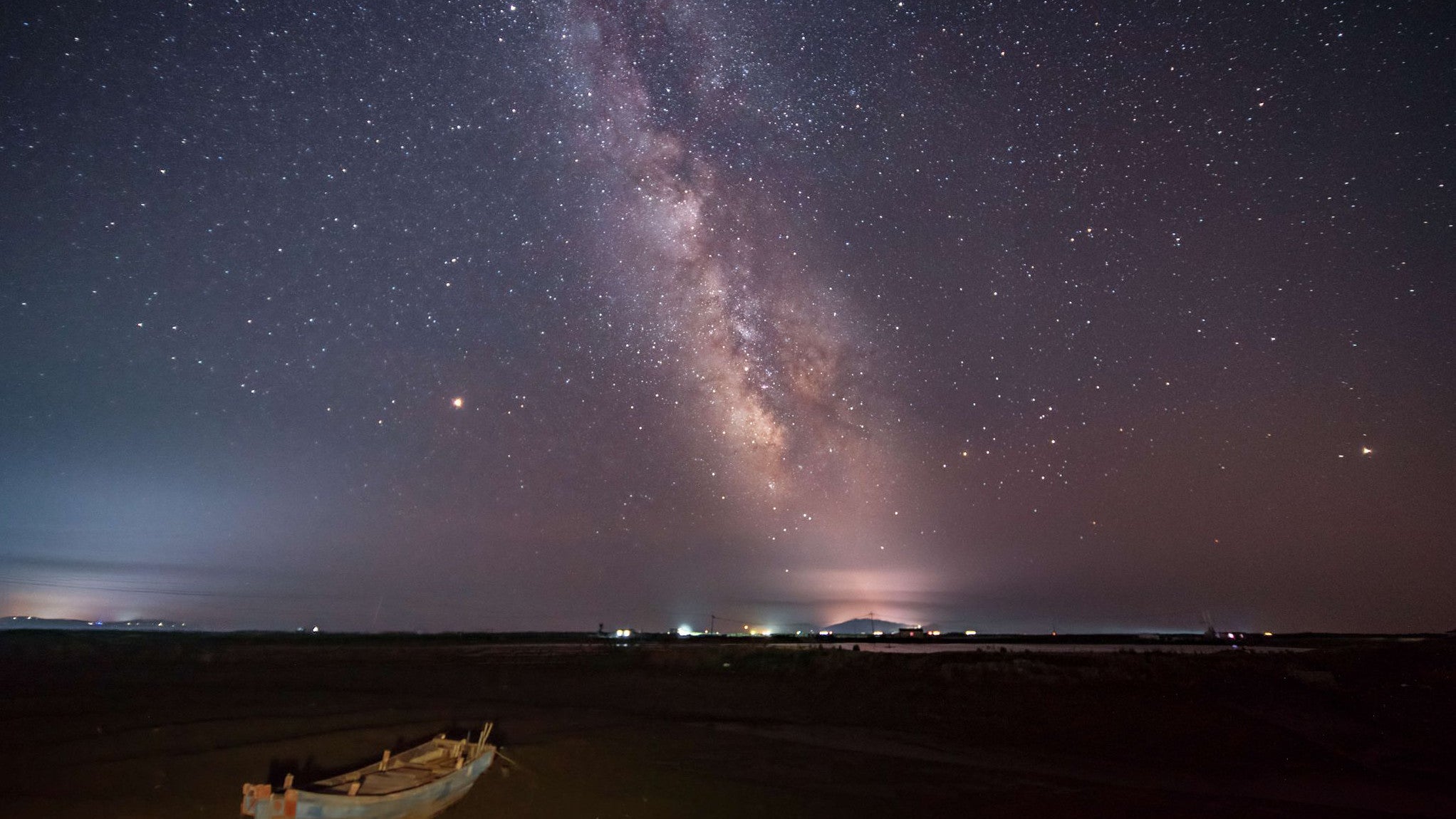 14.08.2018, China, Dandong: In einer sternenklaren Nacht ist die Milchstra&szlig;e &uuml;ber der nordostchinesischen Provinz Liaoning zu sehen. (Han Yinhe/SIPA Asia via ZUMA Wire/dpa)