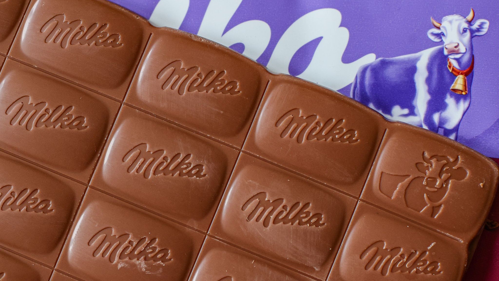 21.01.2025, Sachsen, Leipzig: Eine Tafel Alpenmilch-Schokolade von Milka liegt auf einem Tisch. (Jan Woitas/dpa)