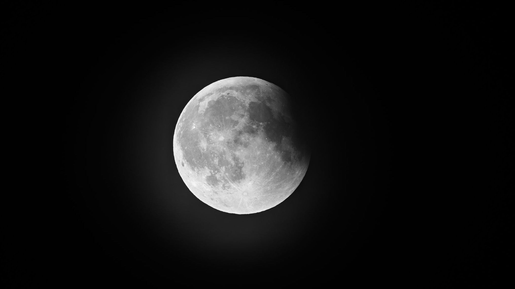 07.09.2025, Nordrhein-Westfalen, Bielefeld: Zum Ende der totalen Mondfinsternis ist der Vollmond wieder fast vollst&auml;ndig zu sehen. (Friso Gentsch/dpa)