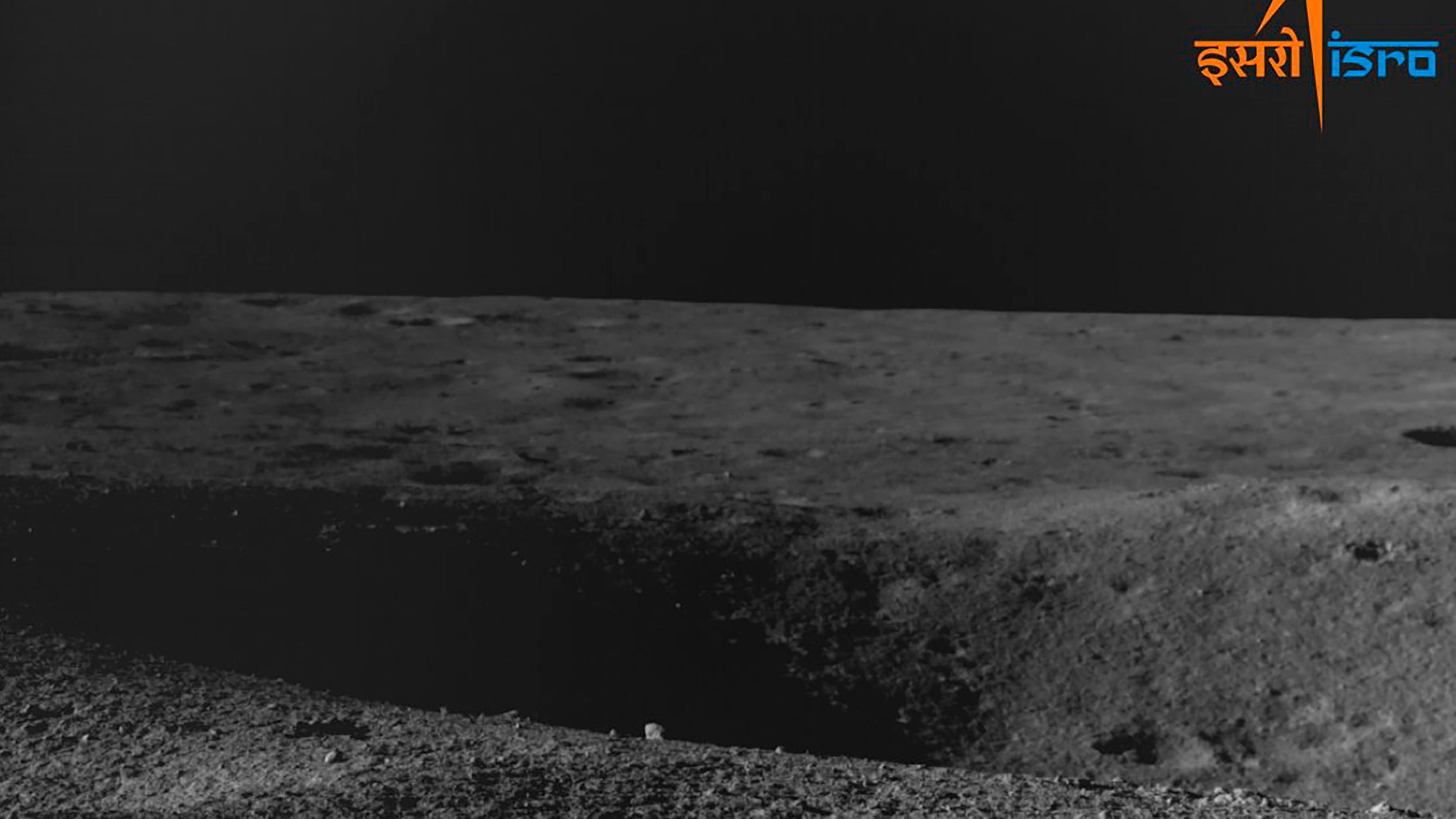 30.08.2023: Dieses von der indischen Weltraumforschungsorganisation zur Verf&uuml;gung gestellte Bild vom 27. August 2023 zeigt einen Krater, auf den Chandrayaan-3 gesto&szlig;en ist.  (Uncredited/Indian Space Research Organization/AP/dpa)
