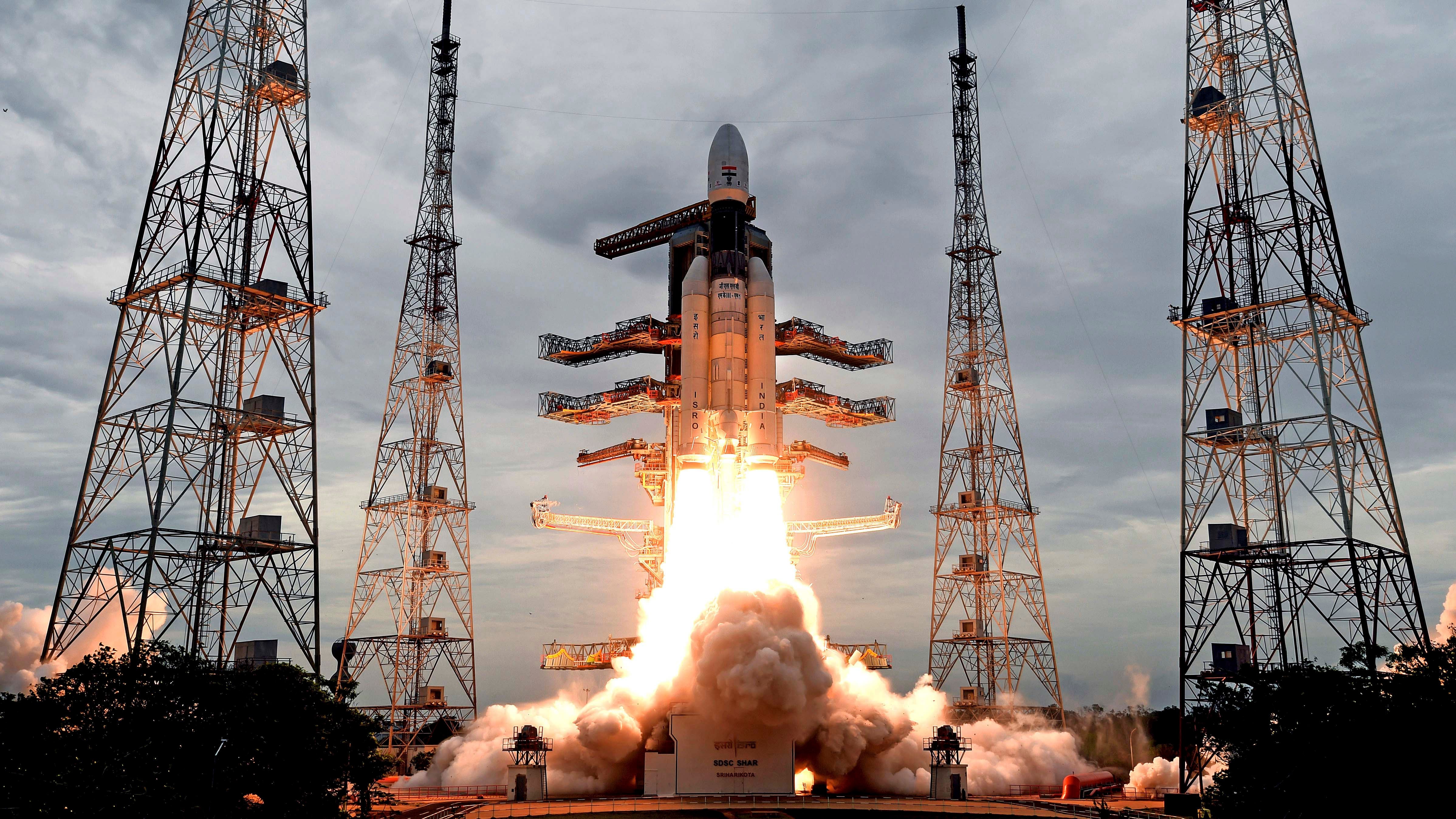 ARCHIV - 22.07.2019, Indien, Sriharikota: Dieses Foto, das von der Indian Space Research Organization (ISRO) ver&circ;ffentlicht wurde, zeigt wie eine Tr&permil;gerrakete vom Typ GSLV Mark-III mit der unbemannten Sonde &acute;Chandrayaan-2&ordf; startet. Bereits zum zweiten Mal versucht Indien ein Weltraumfahrzeug ohne Besatzung auf dem Mond zu landen. Die Mission Chandrayaan-3 soll am Freitag beginnen, teilte die indische Raumfahrtorganisation ISRO im Vorfeld mit. (zu dpa &acute;Indien versucht erneut eine Mondlandung&ordf;) Foto: Indian Space Research Organization/AP/dpa - ACHTUNG: Nur zur redaktionellen Verwendung und nur mit vollst&permil;ndiger Nennung des vorstehenden Credits +++ dpa-Bildfunk +++