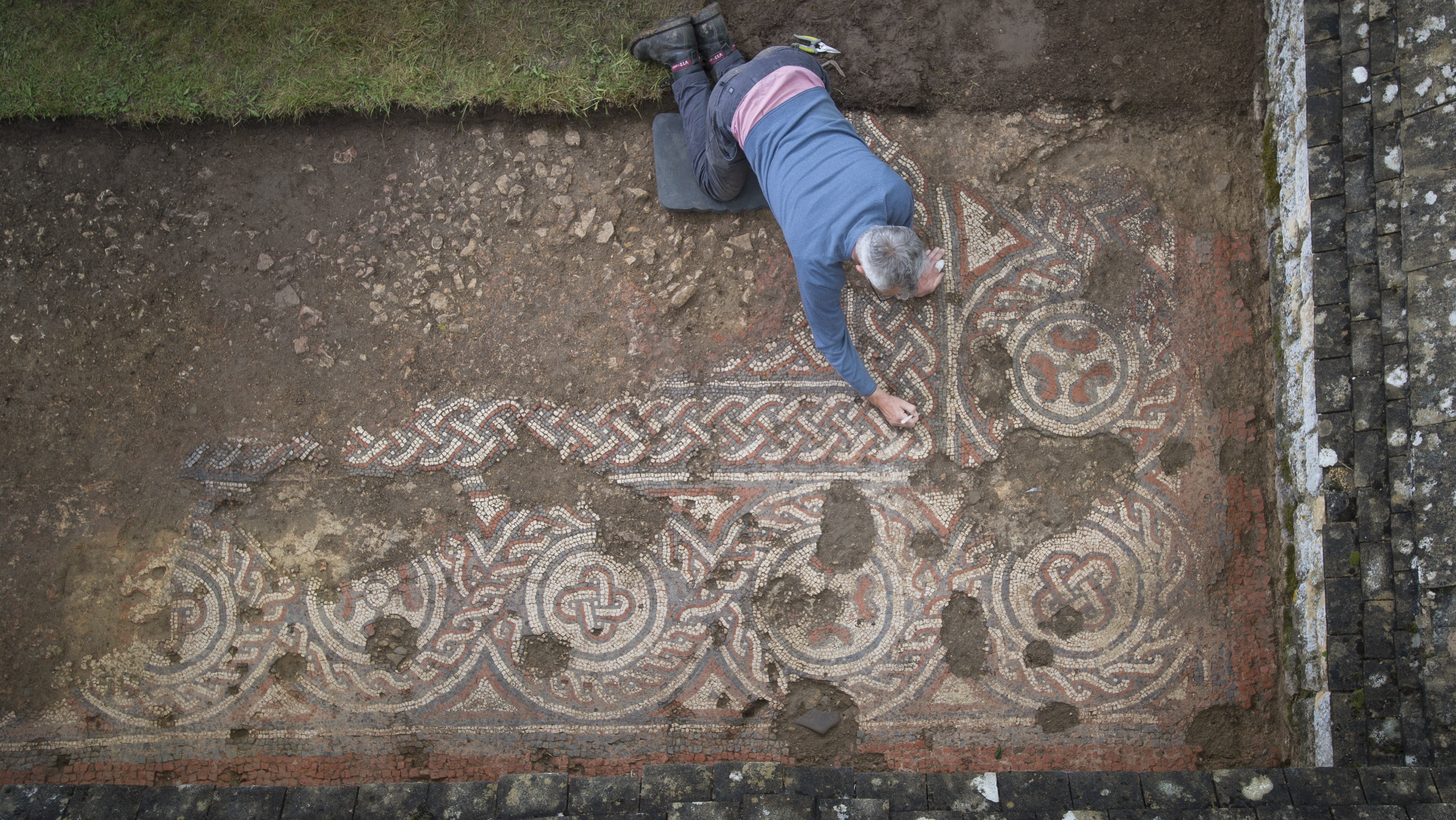 Chedworth: Ein Arch&auml;ologen legt ein Mosaik frei, das bei Ausgrabungsarbeiten des National Trust an einer r&ouml;mischen Villa in Chedworth entdeckt wurde. 