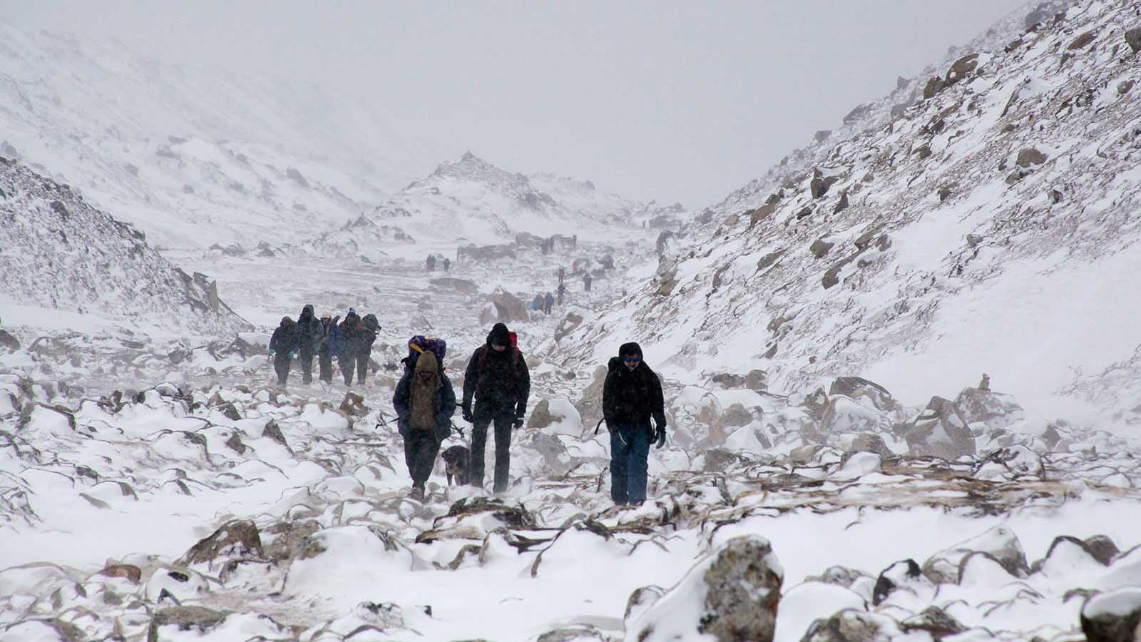 ARCHIV - 11.03.2017, Nepal, Lobuche: Bergsteiger wandern in der N&auml;he von Lobuche zum Basislager auf dem Mount Everest. (zu dpa "Mount Everest:&nbsp;Schmelzender Schnee legt Leichen frei") Foto: Tashi Sherpa/AP/dpa +++ dpa-Bildfunk +++