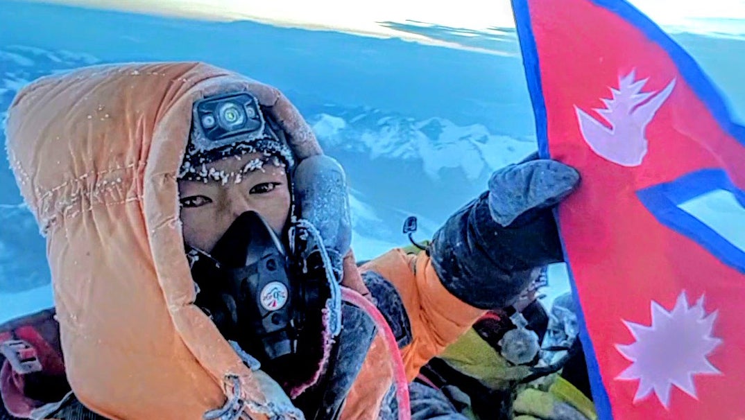 Nepal, Mount Everest: Ngima Gyaljen Sherpa  auf dem Gipfel des Mount Everest im Jahr 2019. (Ngima Gyaljen Sherpa/dpa)
