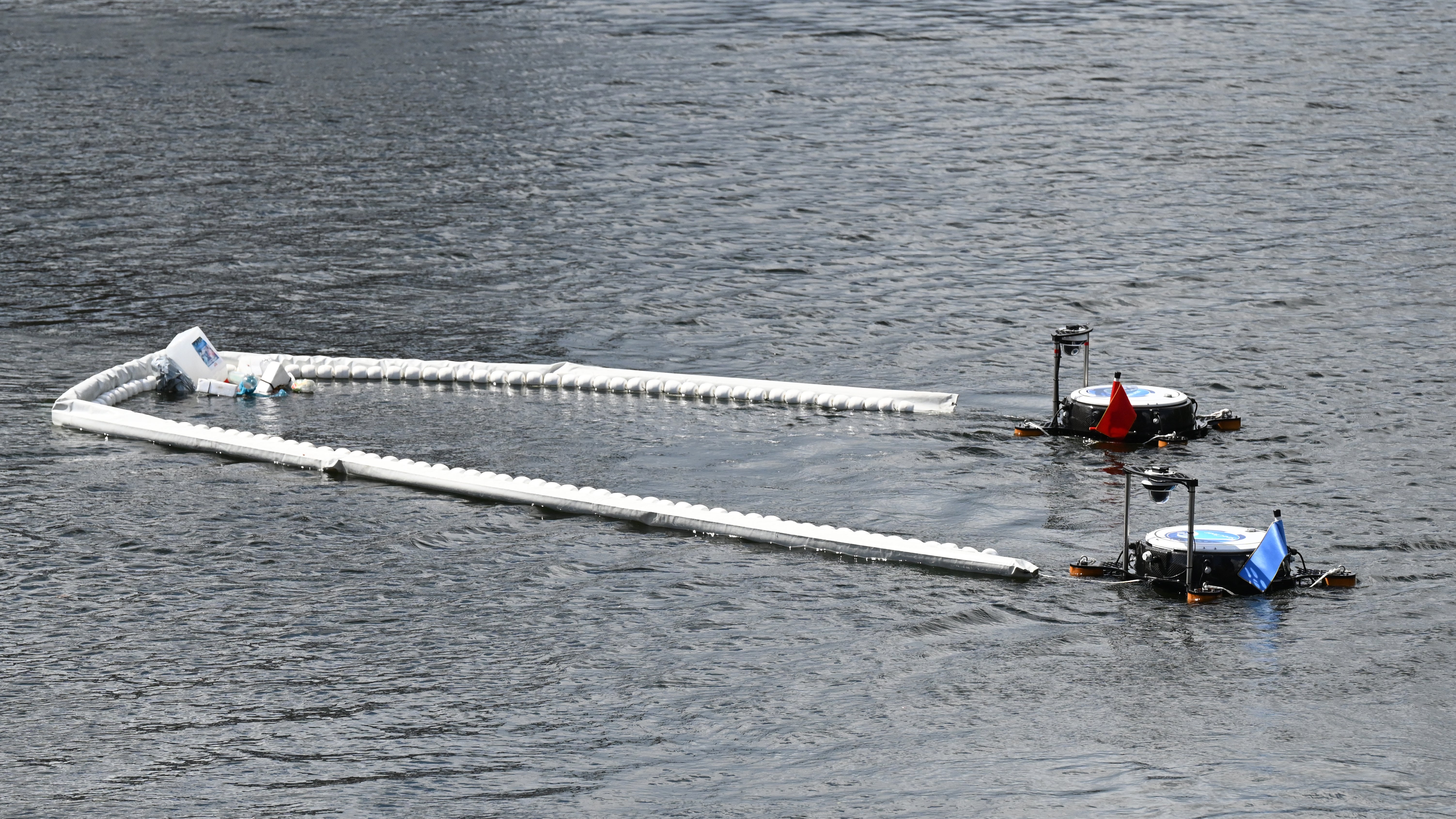 22.05.2025, Hamburg: Zwei schwimmende Roboter sammeln bei einem Pressetermin in Hamburg-Harburg M&uuml;ll auf dem Wasser ein. Das Robotersystem SeaClear2.0 bietet einen KI-gest&uuml;tzten Ansatz zur Bek&auml;mpfung von Meeresverschmutzung. (David Hammersen/dpa)

