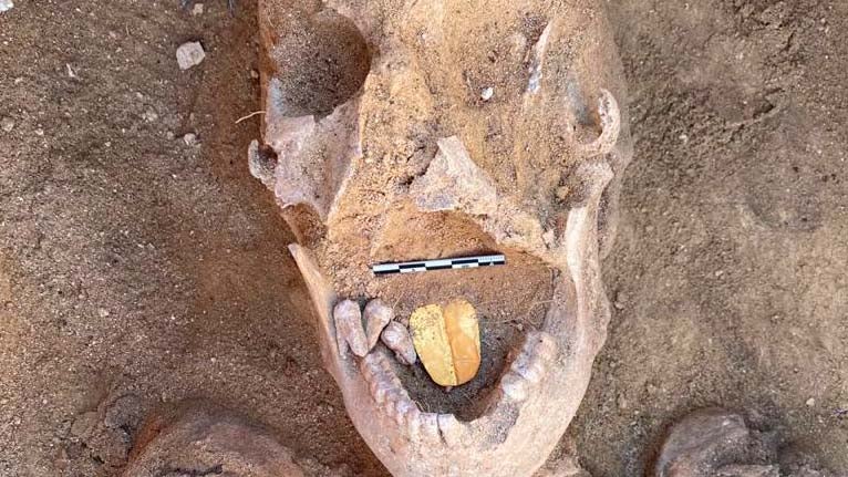 HANDOUT - 02.02.2021, &fnof;gypten, ---: Eine Mumie mit einem zungenartigen Amulett im Mund (undatierte Aufnahme). Arch&permil;ologen haben an der &permil;gyptischen Mittelmeerk&cedil;ste zwei solcher Mumien entdeckt. Ein spezieller Ritus mit den goldenen Zungen sollte ihnen wohl erm&circ;glichen, im Jenseits mit dem dort herrschenden Gott Osiris zu sprechen, teilte das &permil;gyptische Antikenministerium mit. (zu dpa "Goldene Zunge: Mumien mit Amuletten im Mund entdeckt") Foto: &fnof;gyptisches Ministerium f&cedil;r Tourismus und Altert&cedil;mer/dpa - ACHTUNG: Nur zur redaktionellen Verwendung im Zusammenhang mit der aktuellen Berichterstattung und nur mit vollst&permil;ndiger Nennung des vorstehenden Credits +++ dpa-Bildfunk +++