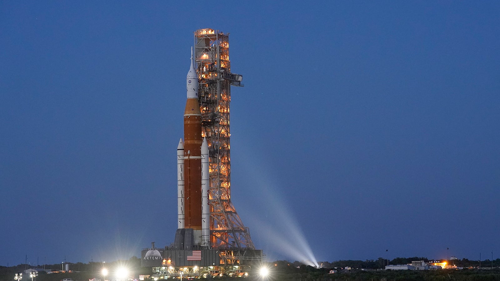 ARCHIV - 17.03.2022, USA, Cape Canaveral: Die Rakete &laquo;Space Launch System&raquo; mit der &laquo;Orion&raquo;-Kapsel wird auf einer Art Transportwagen aus der Werkshalle herausgefahren auf dem Weg zur Startrampe 39B im Kennedy Space Center. Japan und seine Schutzmacht USA wollen die Zusammenarbeit bei der Erforschung des Weltraums &uuml;ber die n&auml;chsten Jahrzehnte ausweiten. (zu dpa "Bericht: USA und Japan wollen Weltraum-Kooperation ausbauen") Foto: John Raoux/AP/dpa +++ dpa-Bildfunk +++