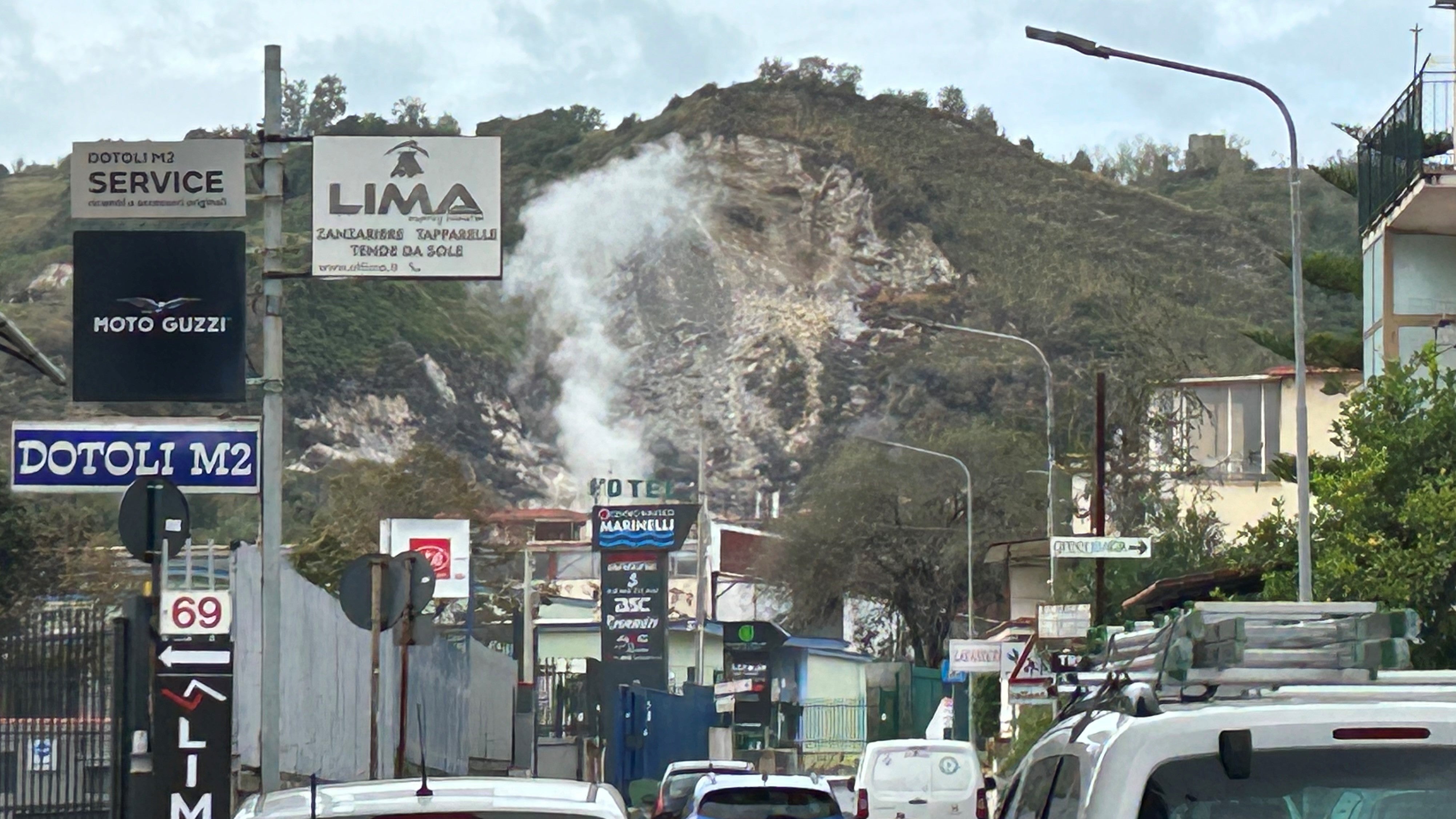 Italien, Pozzuoli: Die Stadt Pozzuoli im Westen der italienischen Millionenmetropole Neapel. Die Stadt liegt auf dem Supervulkan Campi Flegrei, wo Experten nach einer Serie von Erdbeben Schlimmeres bef&uuml;rchten. (Christoph Sator/dpa)
