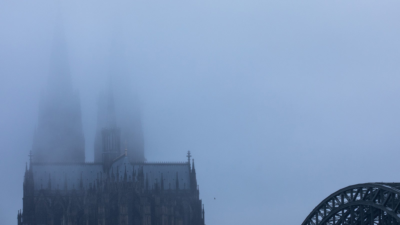 Der Dom ist bei Regen in Nebel geh&uuml;llt. Foto: Rolf Vennenbernd/dpa +++ dpa-Bildfunk +++