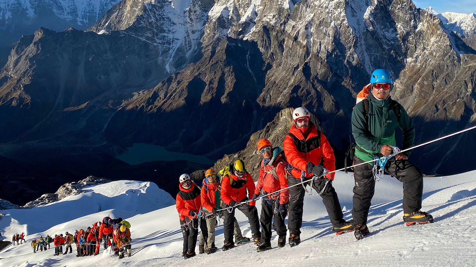 Erstmals seit dem Ausbruch der Corona-Pandemie erhielt eine Gruppe von Bergsteigern aus Bahrain im Oktober eine Sondergenehmigung f&uuml;r die Besteigung der Berge Lobuche und Manaslu 
