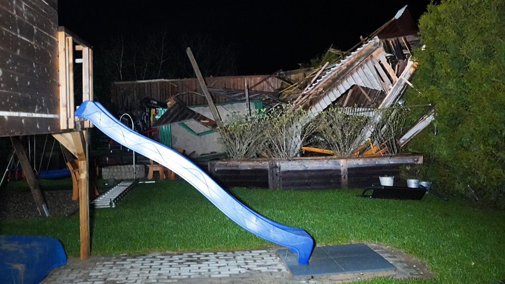 04.04.2024, Bayern, Berching Gt Wackersberg: Ein besch&auml;digtes Dach ist hinter einer Wiese zu sehen. Eine mutma&szlig;liche Windhose hat im Landkreis Neumarkt in der Oberpfalz mehrere Hausd&auml;cher besch&auml;digt und damit Einsatzkr&auml;fte auf den Plan gerufen. (Vifogra/Eberlein/vifogra/dpa)
