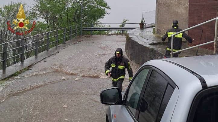 ACHTUNG: Nur zur redaktionellen Verwendung im Zusammenhang mit einer Berichterstattung und nur mit vollst&auml;ndiger Nennung des vorstehenden Credits

17.04.2025, Italien, Villadossola: Kr&auml;fte der italienischen Feuerwehr Vigili del Fuoco sind auf einer &uuml;berfluteten Stra&szlig;e in der Ortschaft Villadossola im Piemont in Italien im Einsatz. Nach heftigen Regenf&auml;llen in Norditalien sind zahlreiche Fl&uuml;sse &uuml;ber die Ufer getreten, Stra&szlig;en &uuml;berschwemmt. Die Feuerwehren der Region sind im Gro&szlig;einsatz. (Handout/Vigili del Fuoco/dpa)