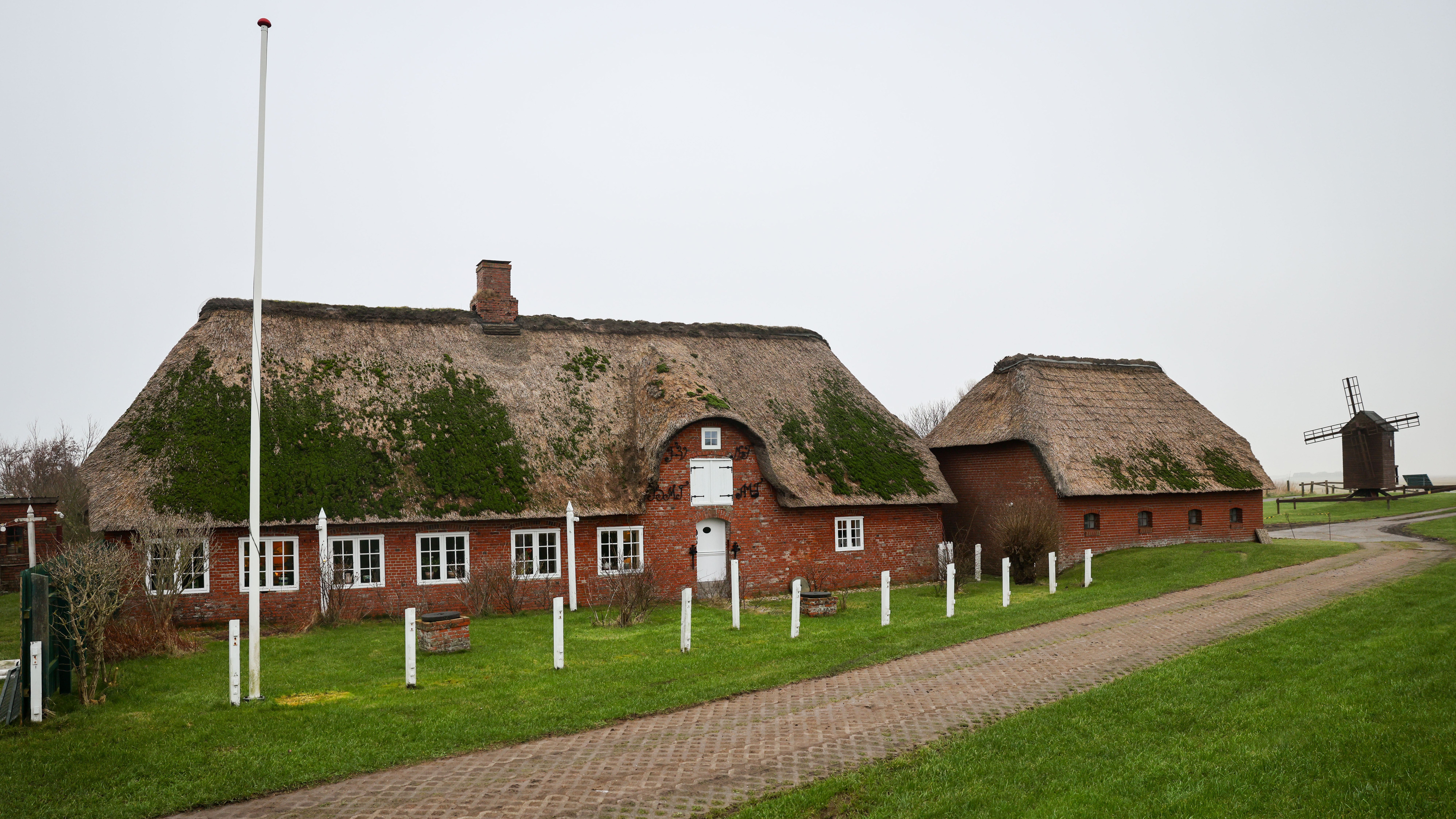 21.01.2025, Schleswig-Holstein, Langene&szlig;: Das 1741 erbaute Kapit&auml;n-Tadsen-Haus auf der Ketelswarft auf der Hallig Langene&szlig;. In dem historischen Haus ist mittlerweile ein Museum. (Christian Charisius/dpa)
