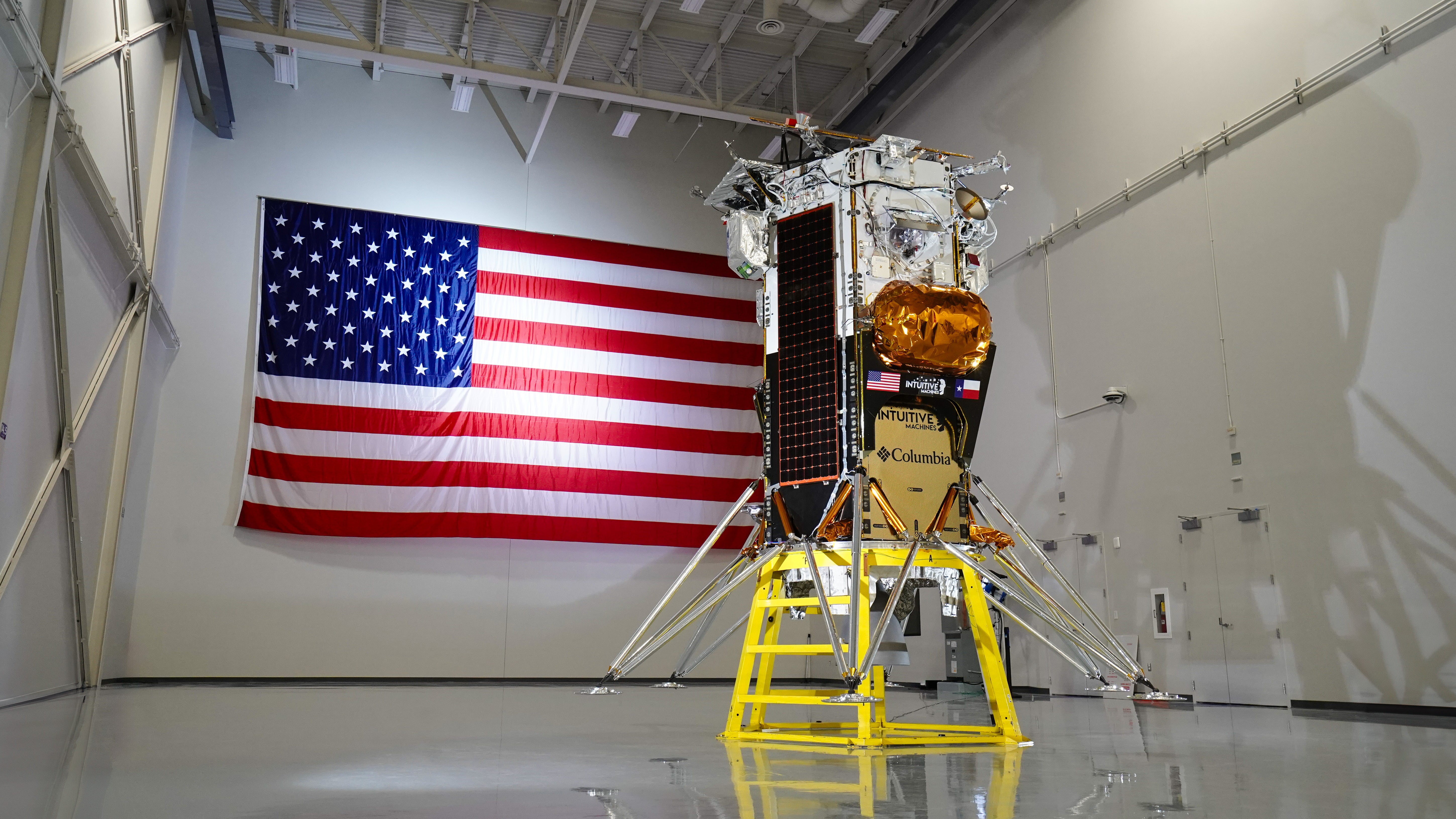 Der silberne Kasten ist jetzt auf dem Mond und hat einiges an Gep&auml;ck hinauf gebracht. (Nick Rios/Intuitive Machines/dpa)
