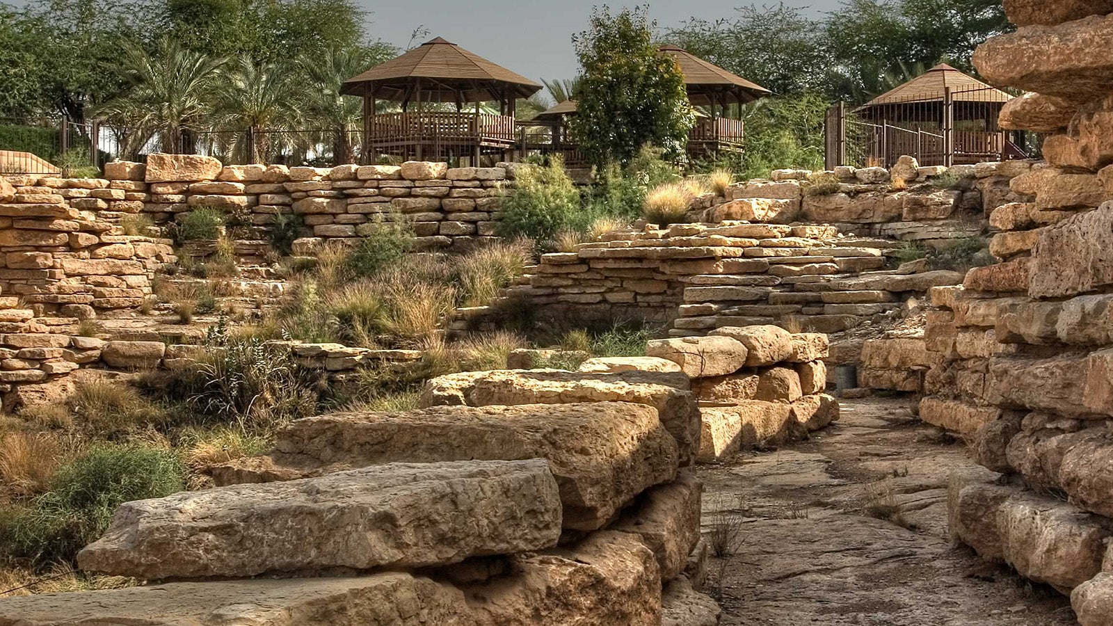 HANDOUT - 03.02.2020, Saudi-Arabien, Riad: Eine abgeschottete gr&uuml;ne Oase im  Diplomatischen Viertel. Riad, fast acht Millionen Einwohner, liegt inmitten der Arabischen Halbinsel, umgeben von trockener W&uuml;ste. Im Sommer steigt das Thermometer auf bis zu 50 Grad. Regen f&auml;llt so selten wie an kaum einem anderen Fleck der Welt. Ein Deutscher entwirft hier G&auml;rten, von denen in Deutschland kaum jemand zu tr&auml;umen wagen w&uuml;rde. (zu dpa "Prachtg&auml;rten f&uuml;r die W&uuml;ste: Deutsche bauen gr&uuml;ne Oasen in Riad") Foto: B&ouml;deker Landschaftsarchitekten/dpa - ACHTUNG: Nur zur redaktionellen Verwendung im Zusammenhang mit der aktuellen Berichterstattung und nur mit vollst&auml;ndiger Nennung des vorstehenden Credits +++ dpa-Bildfunk +++